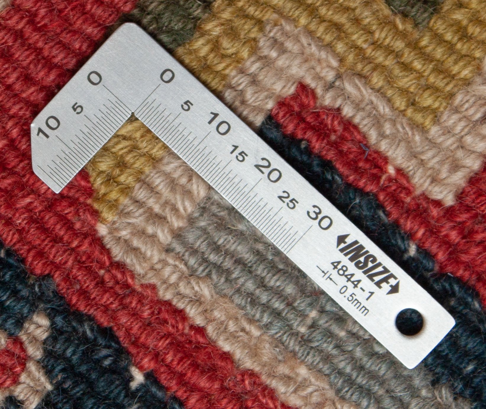 Eine Fotoaufnahme eines Nepal Teppich Teppichs.