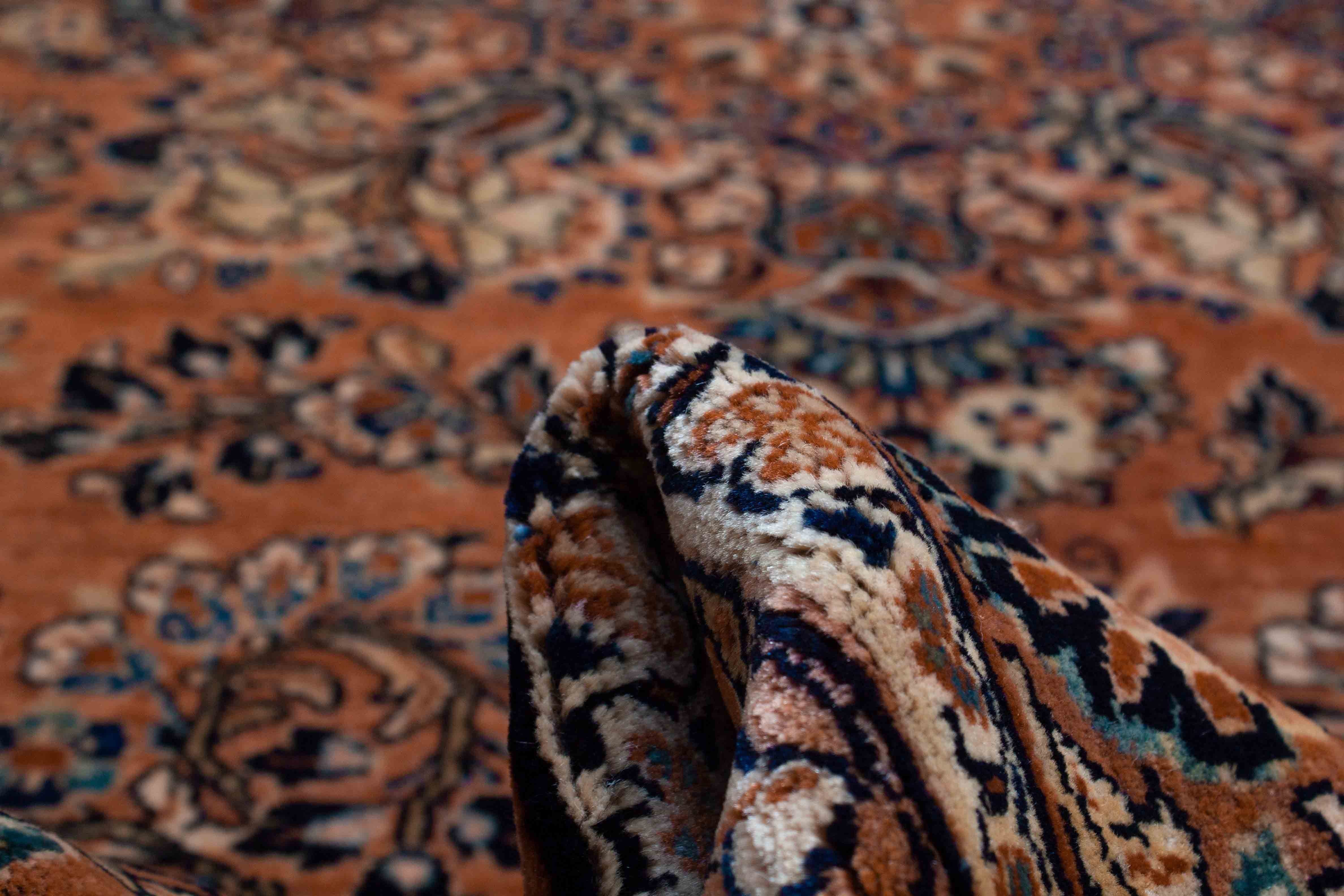 Eine Fotoaufnahme eines Re-Import Sarough Teppichs.