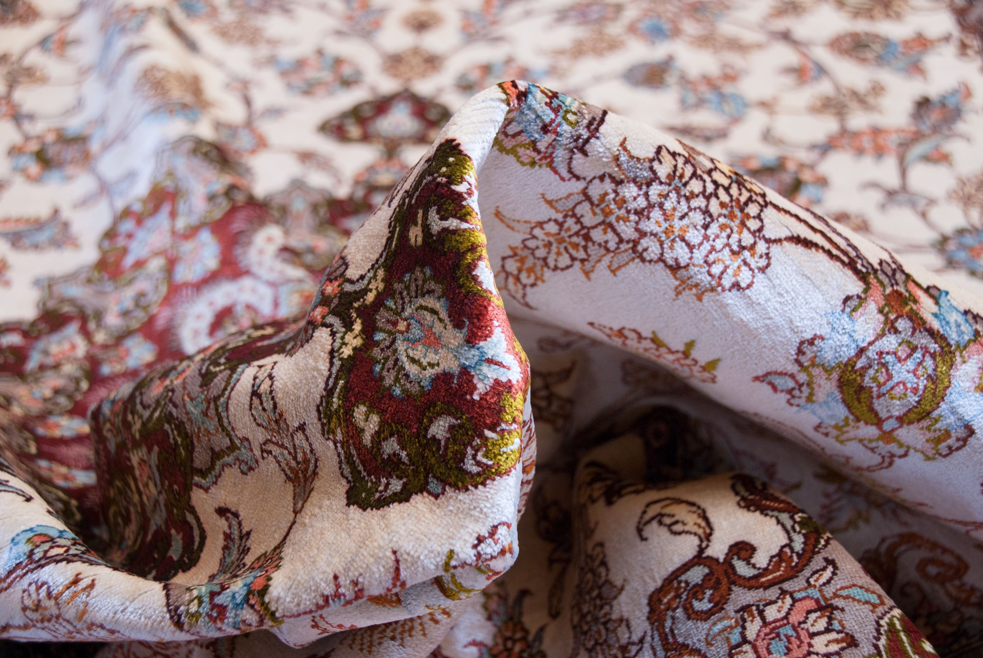 Eine Fotoaufnahme eines Ghom Teppichs.