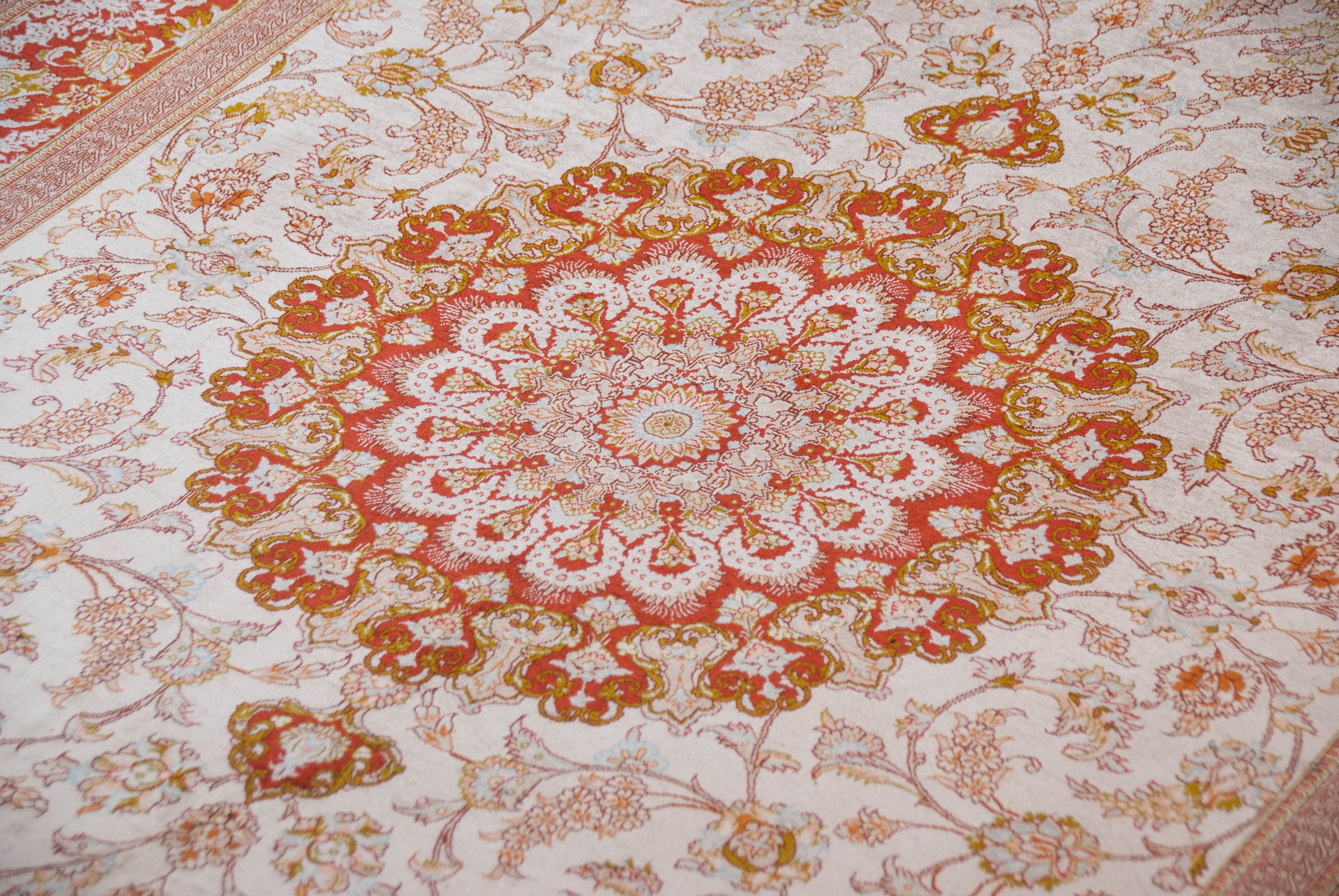 Eine Fotoaufnahme eines Ghom Teppichs.