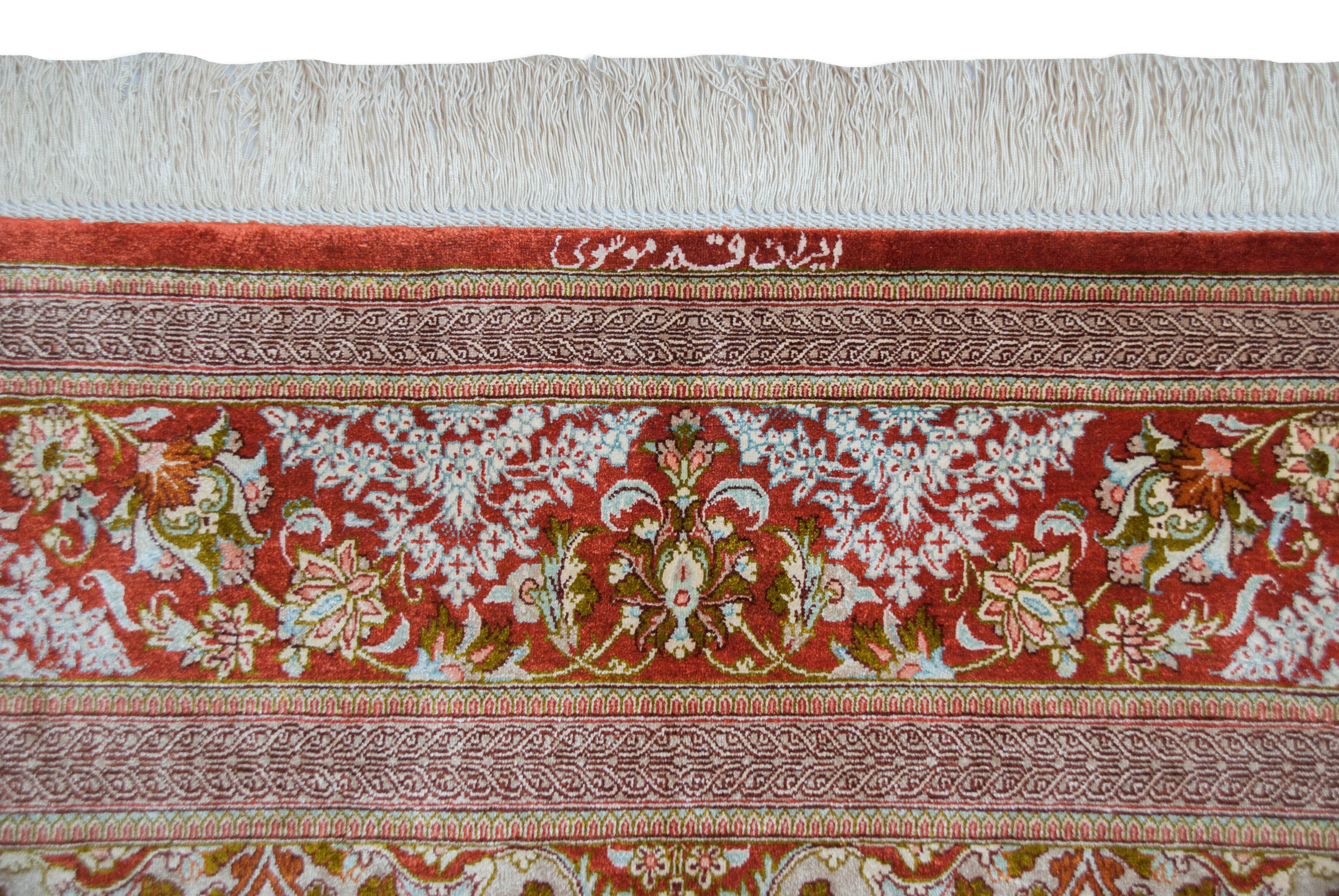 Eine Fotoaufnahme eines Ghom Teppichs.