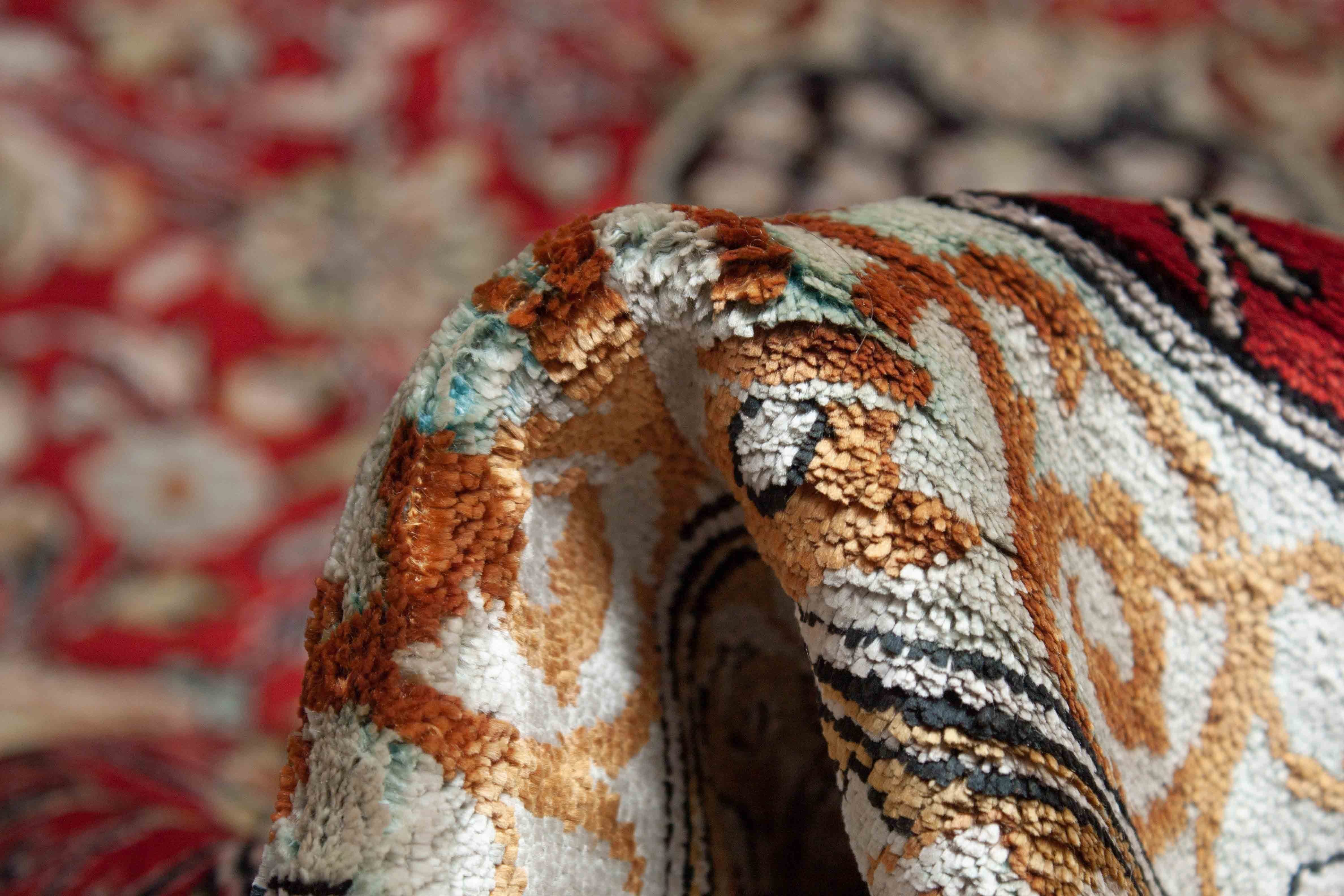 Eine Fotoaufnahme eines Ghom Teppichs.