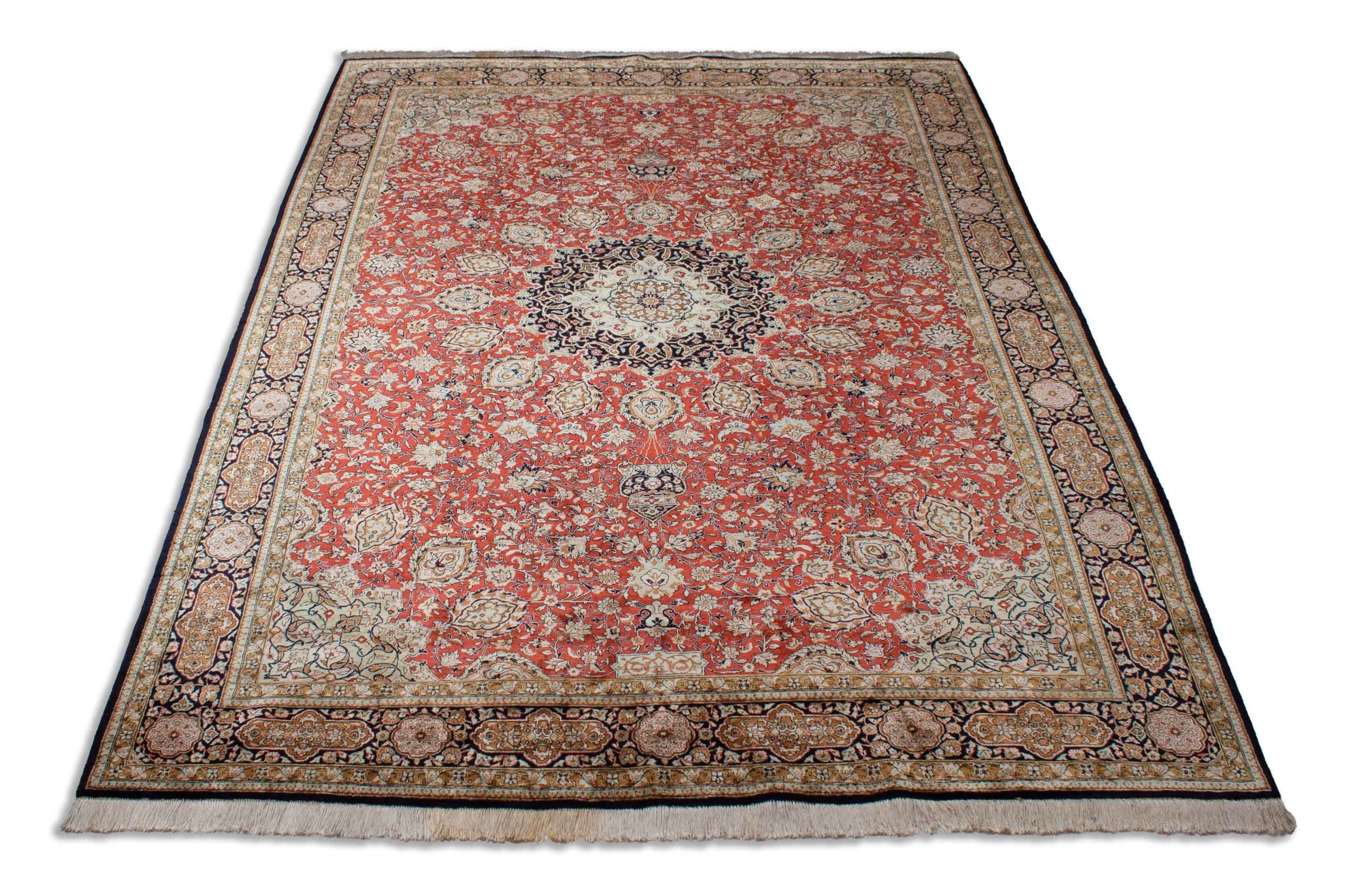 Eine Fotoaufnahme eines Ghom Teppichs.