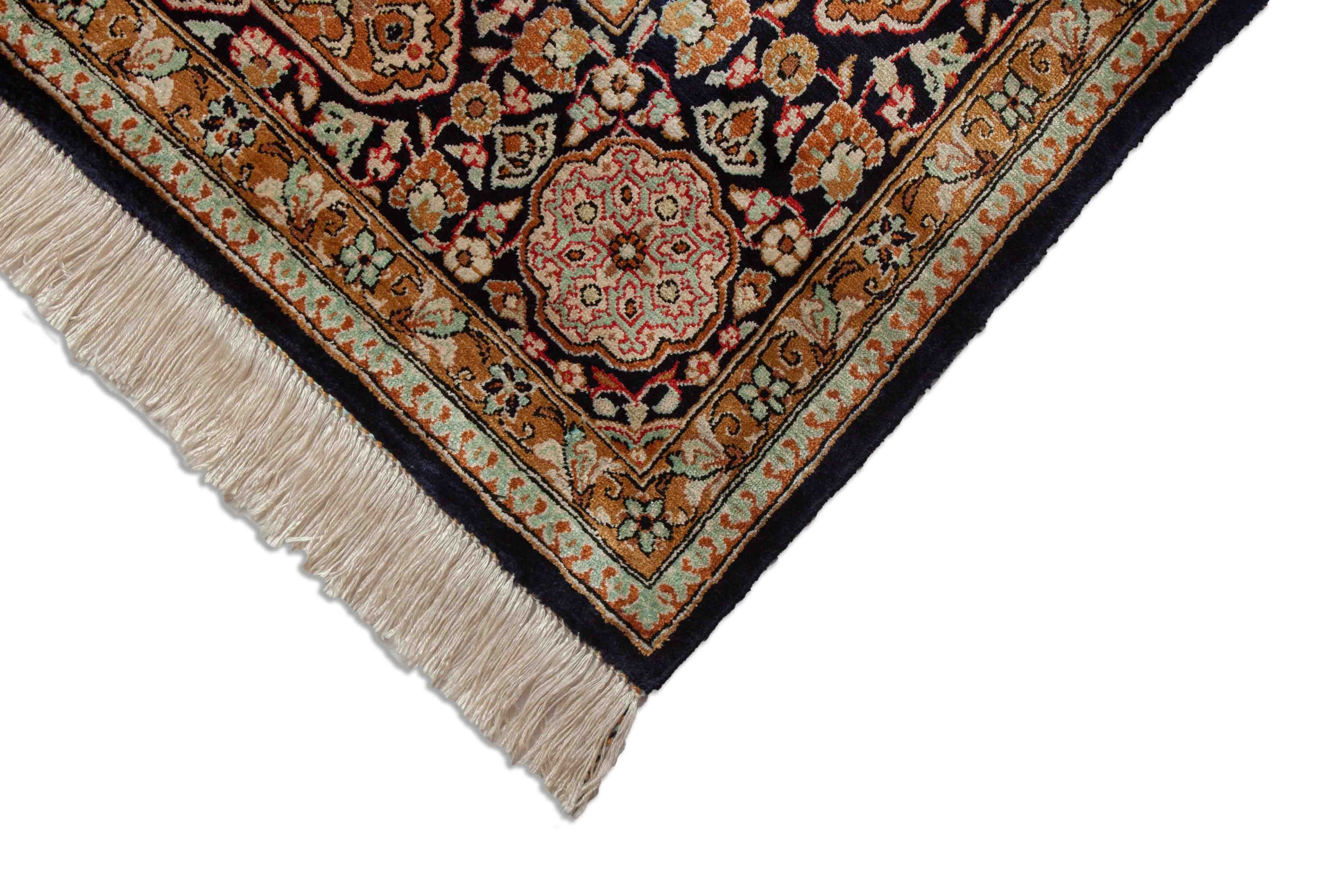 Eine Fotoaufnahme eines Ghom Teppichs.