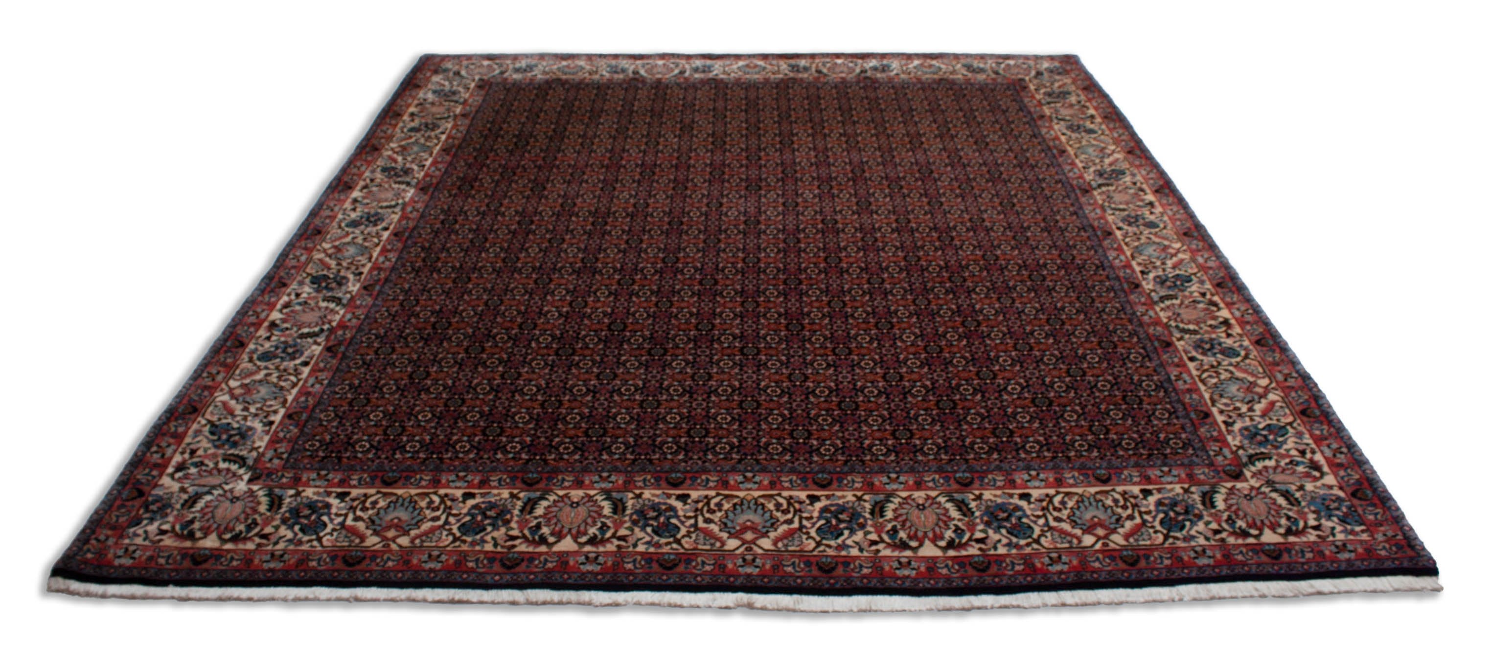 Eine Fotoaufnahme eines Bidjar Teppichs.