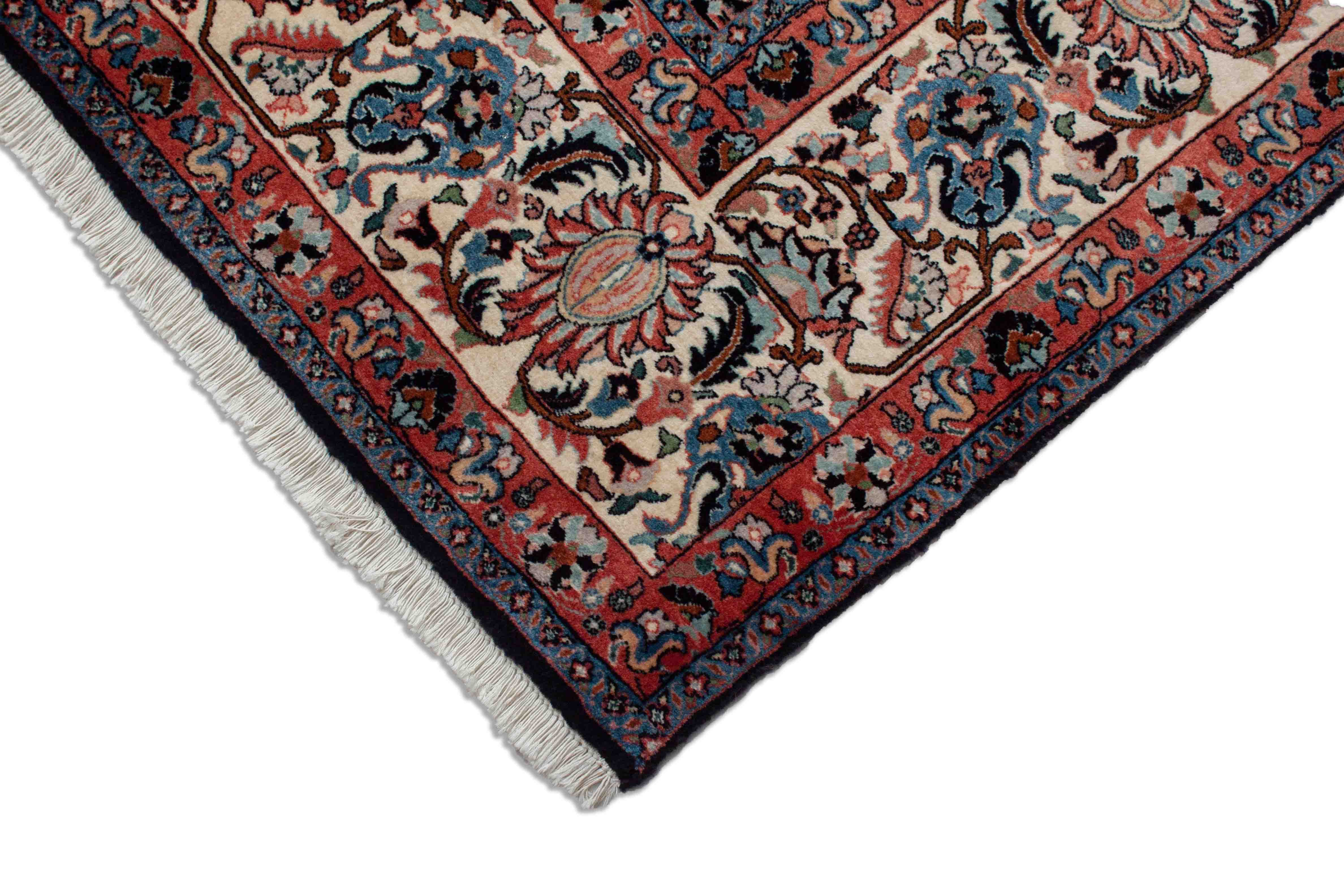 Eine Fotoaufnahme eines Bidjar Teppichs.