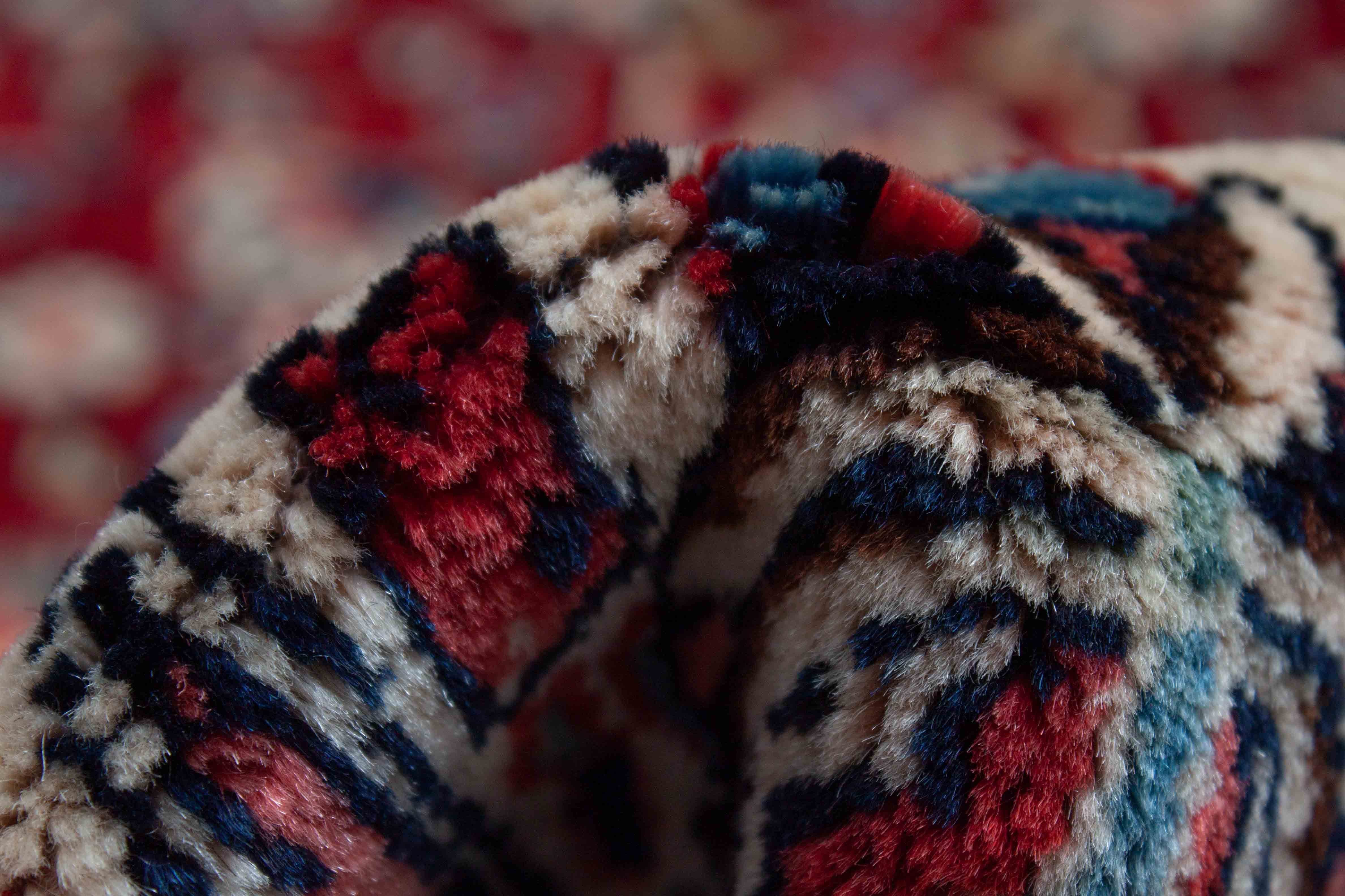 Eine Fotoaufnahme eines Sarough Teppichs.