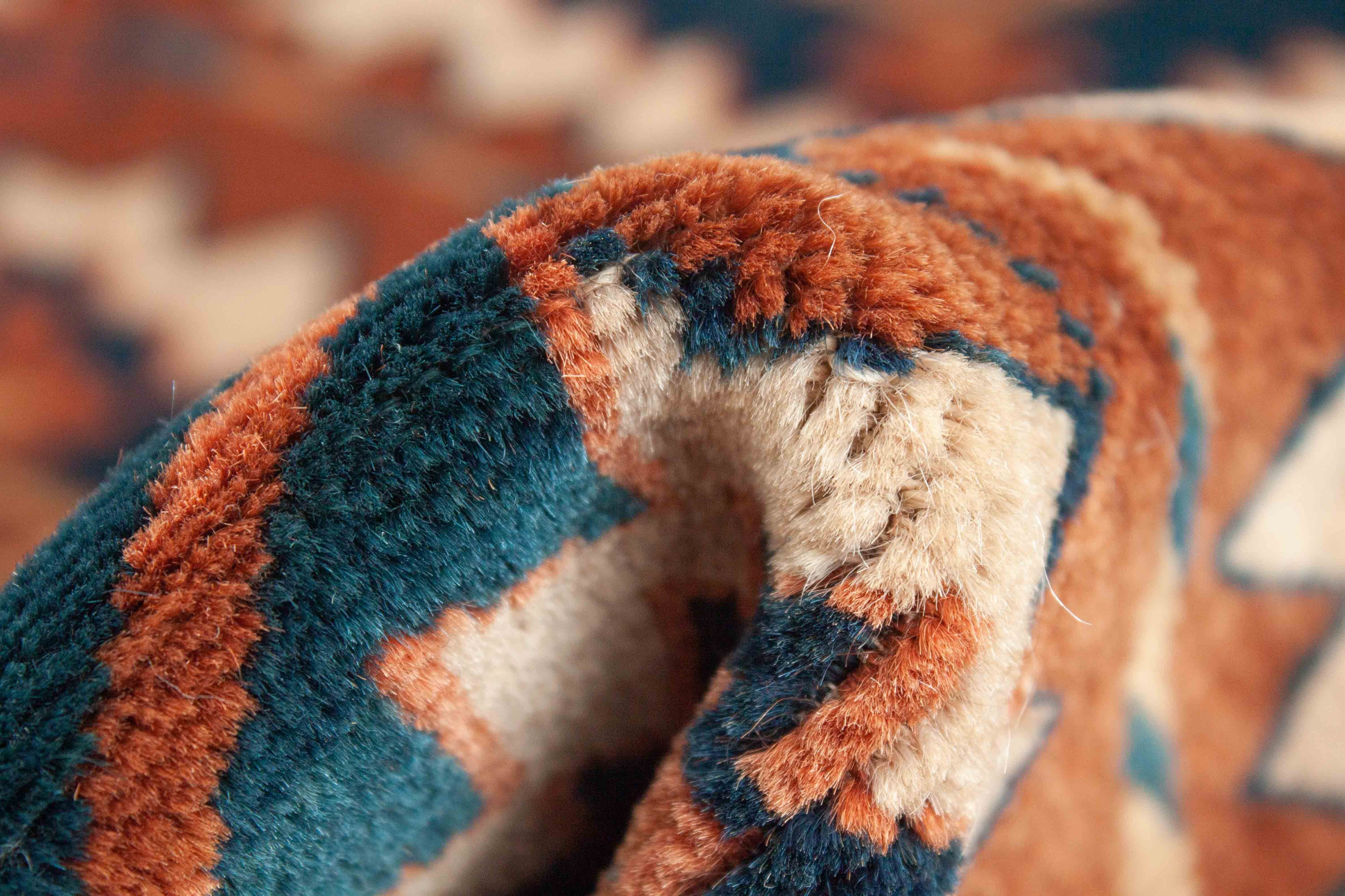 Eine Fotoaufnahme eines Turkmenischer Teppich Teppichs.