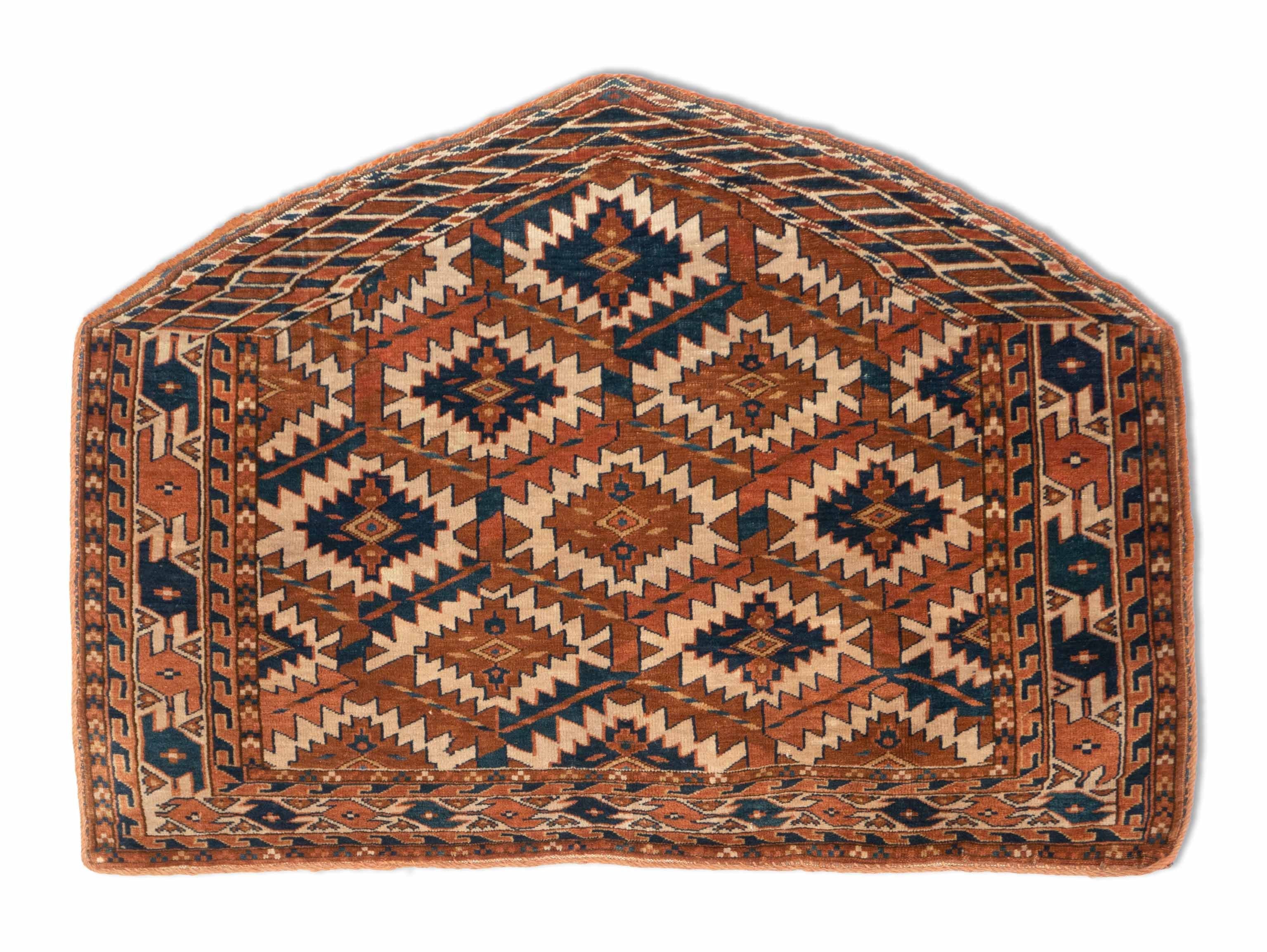 Eine Fotoaufnahme eines Turkmenischer Teppich Teppichs.