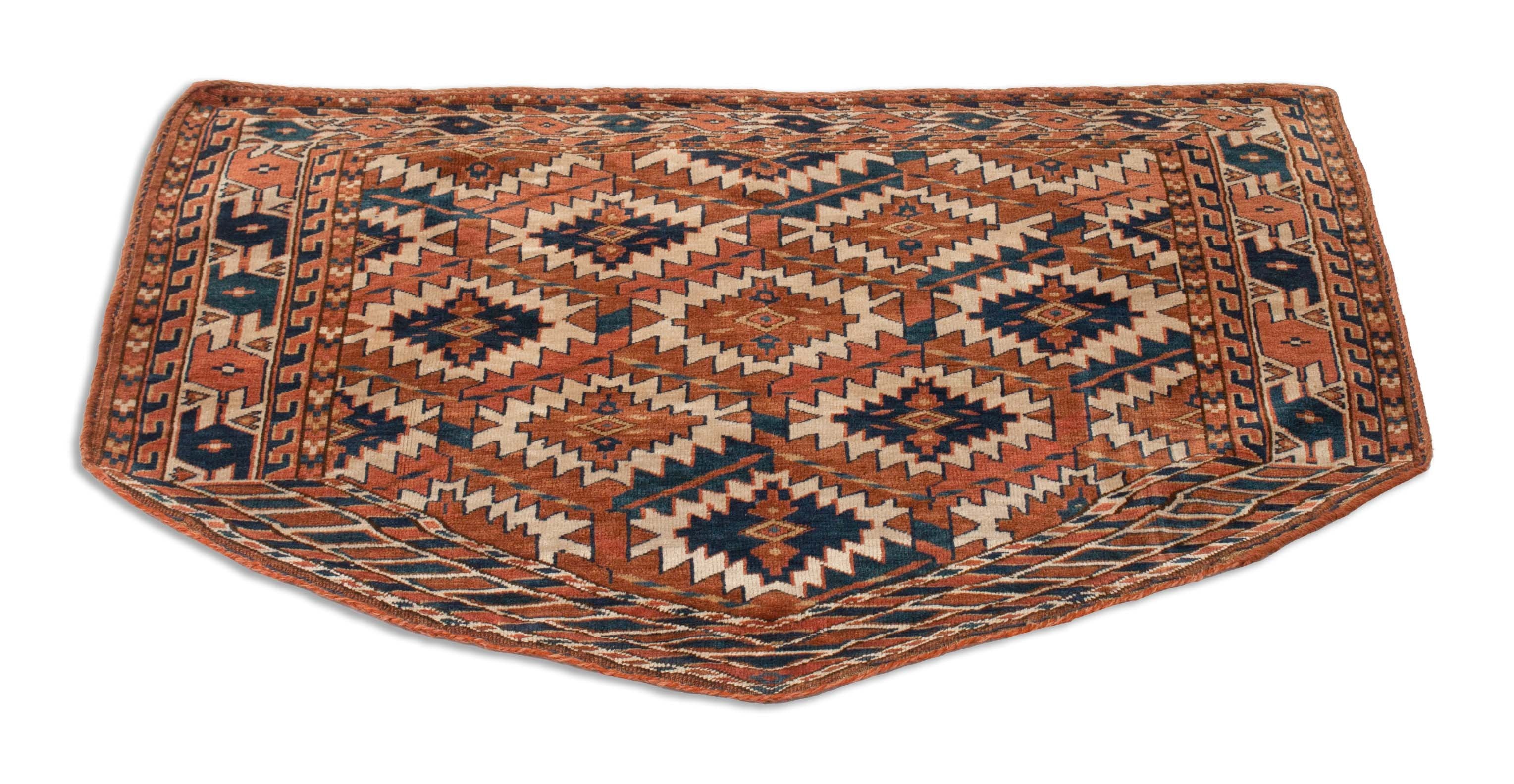 Eine Fotoaufnahme eines Turkmenischer Teppich Teppichs.