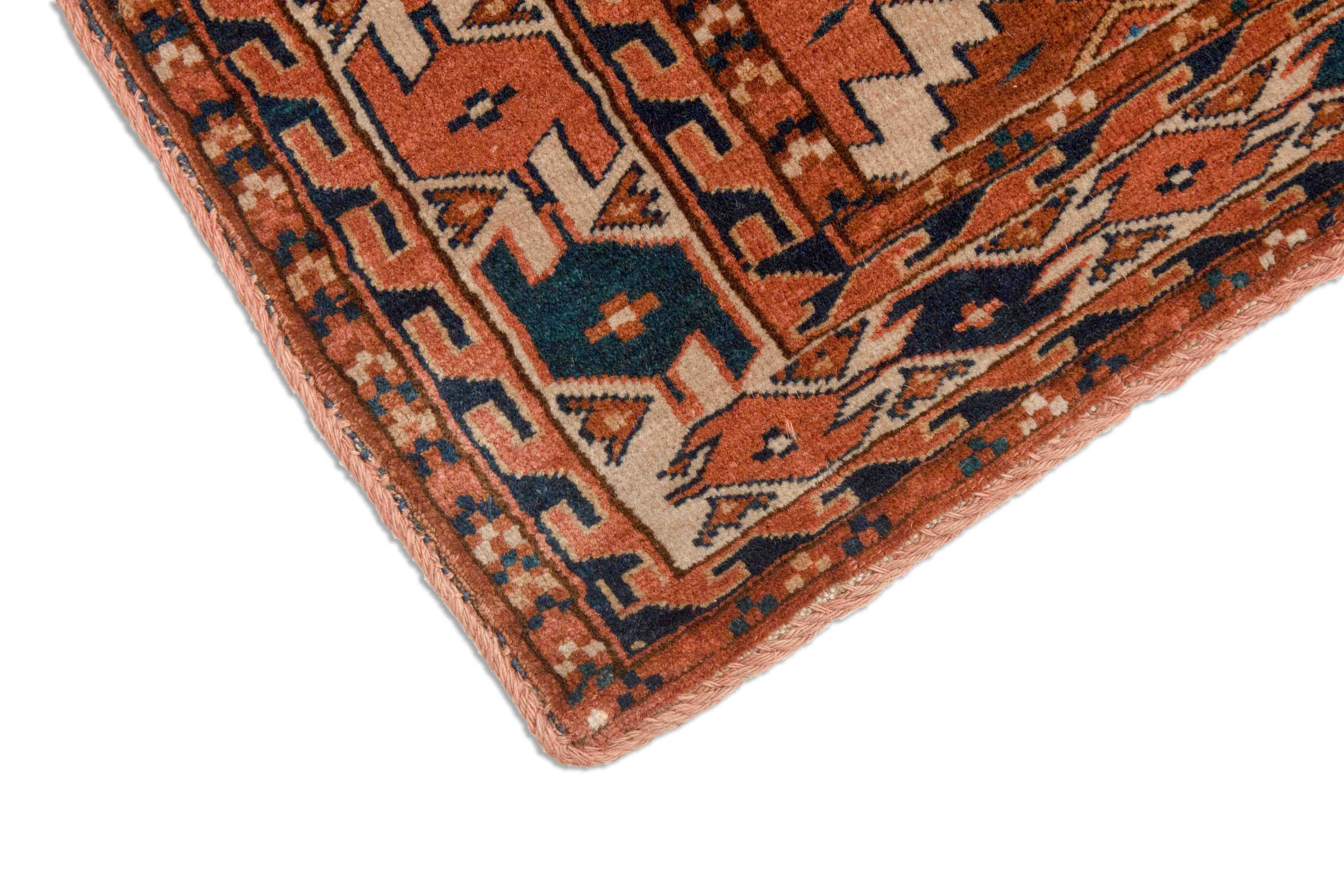 Eine Fotoaufnahme eines Turkmenischer Teppich Teppichs.