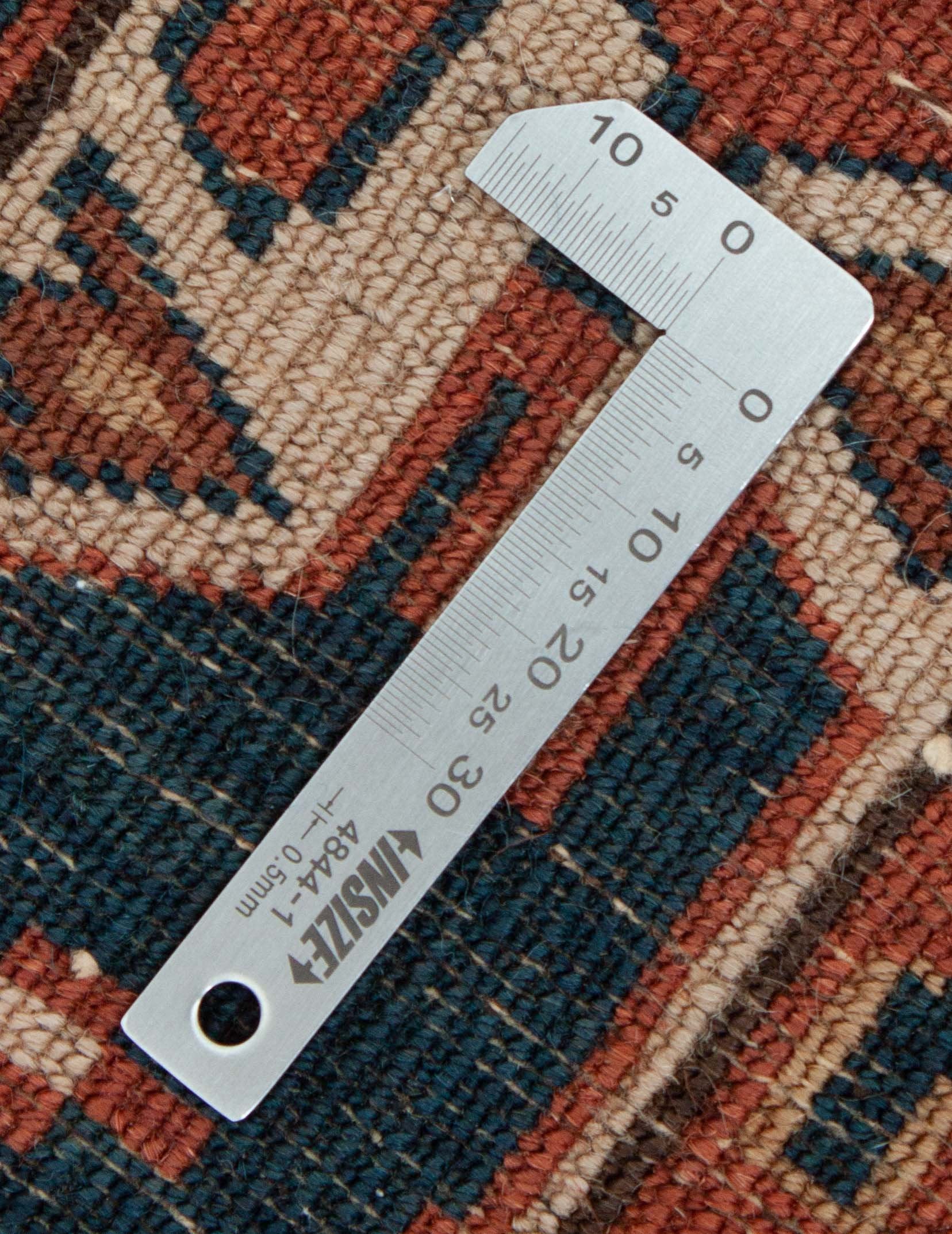 Eine Fotoaufnahme eines Turkmenischer Teppich Teppichs.