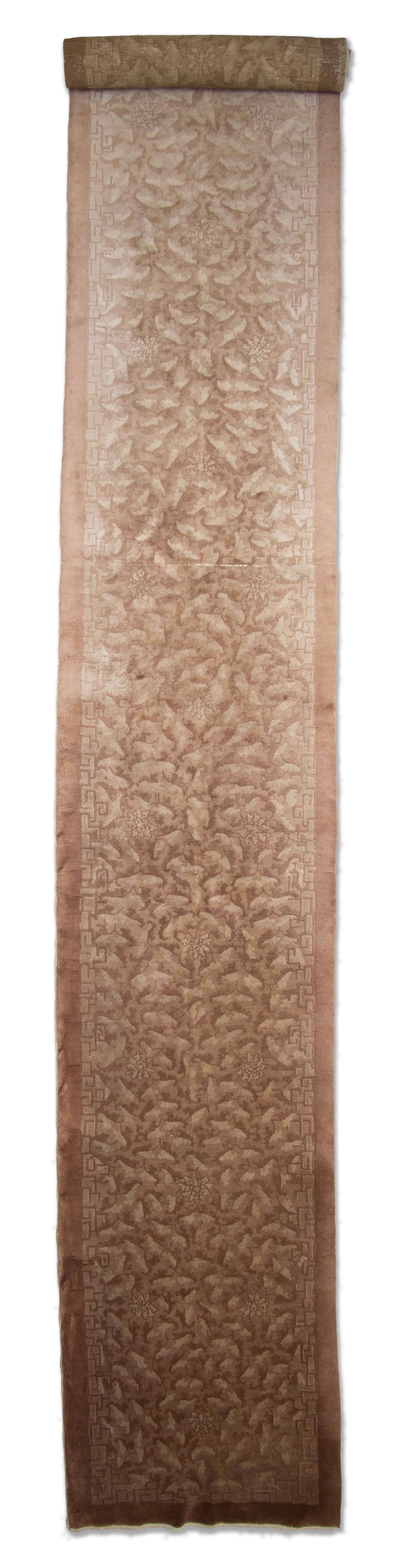 Eine Fotoaufnahme eines US Import China Teppich Teppichs.