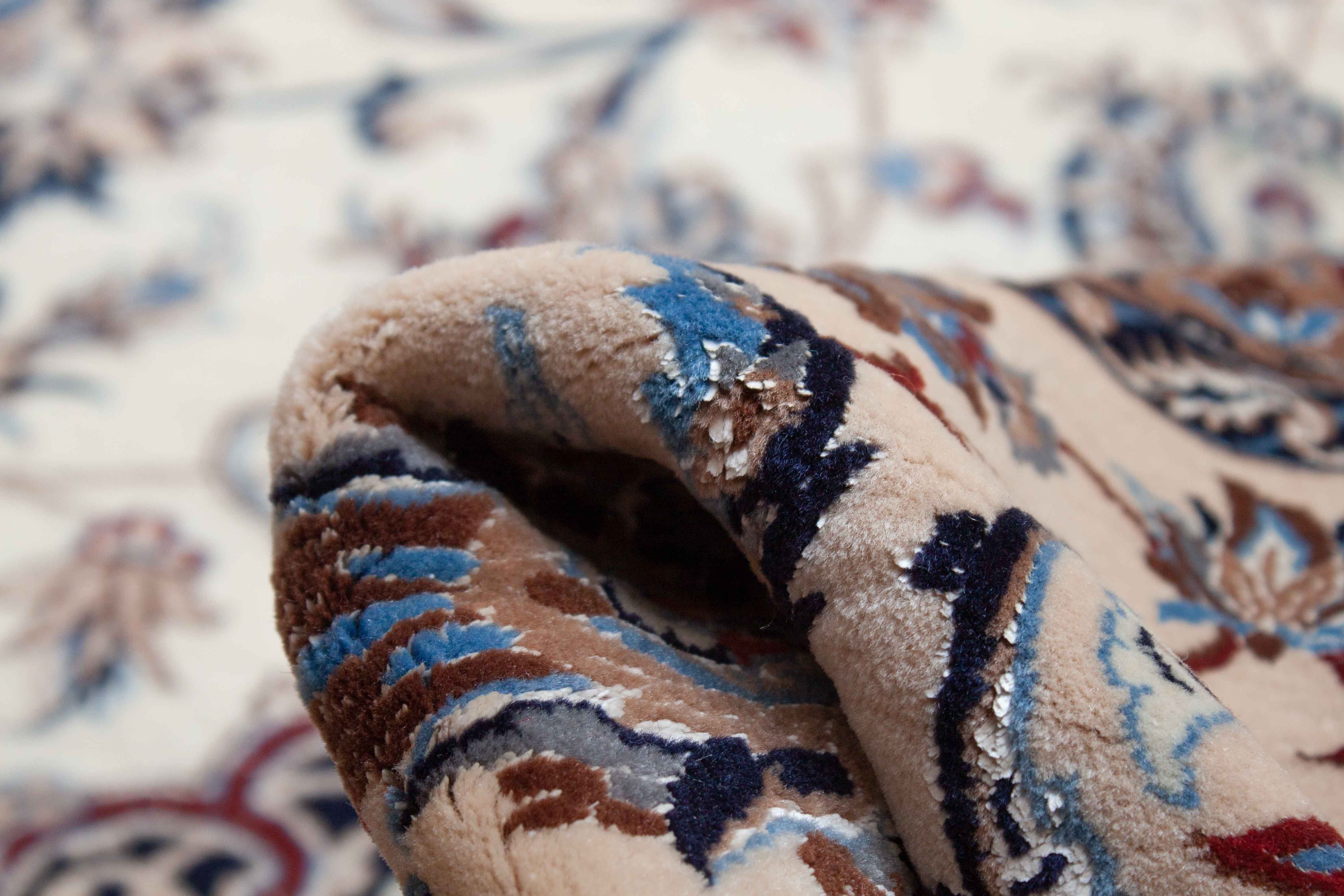 Floraler Nain Teppich in dunkelblau, weiß und 444 cm x 307 cm groß