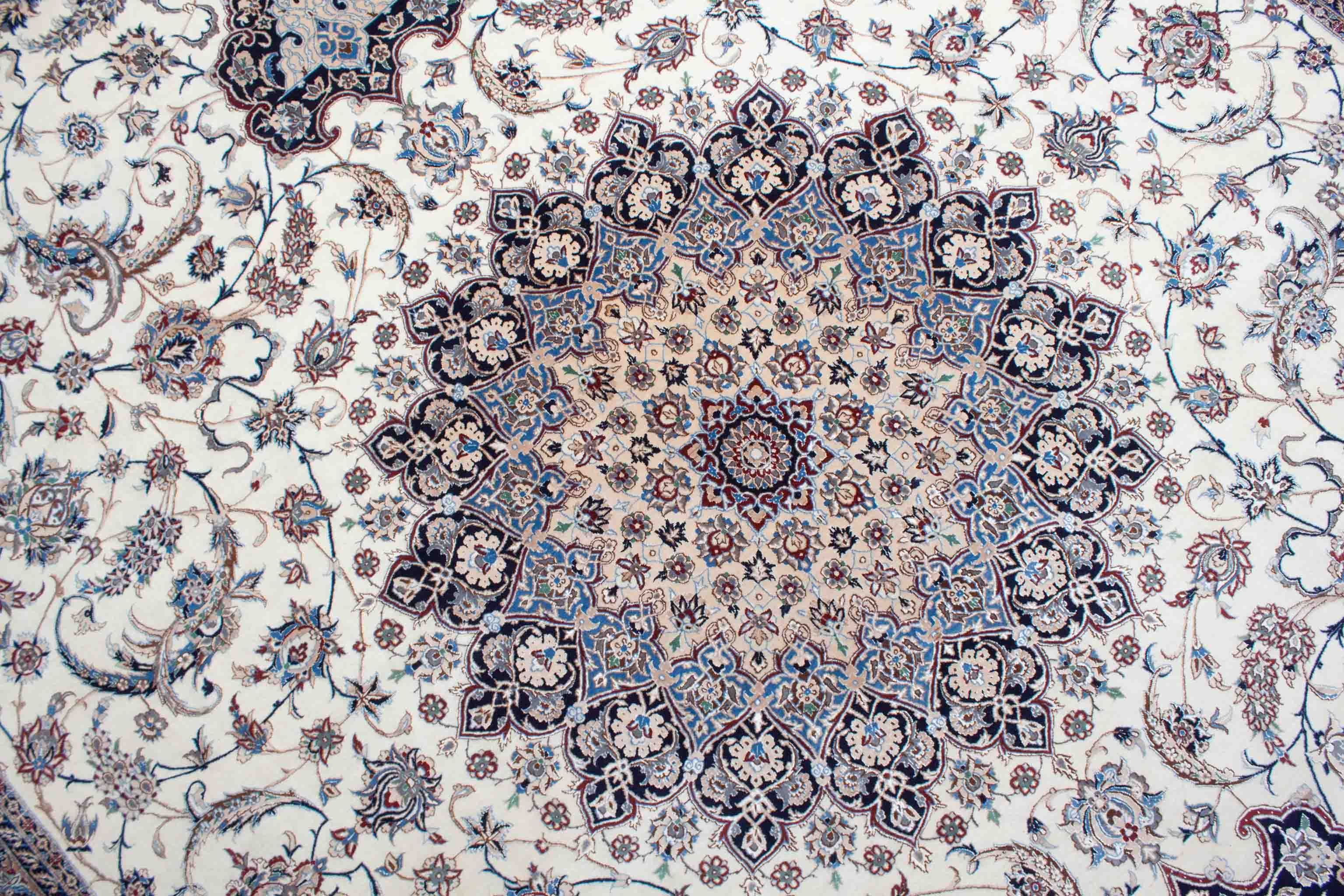 Floraler Nain Teppich in dunkelblau, weiß und 444 cm x 307 cm groß