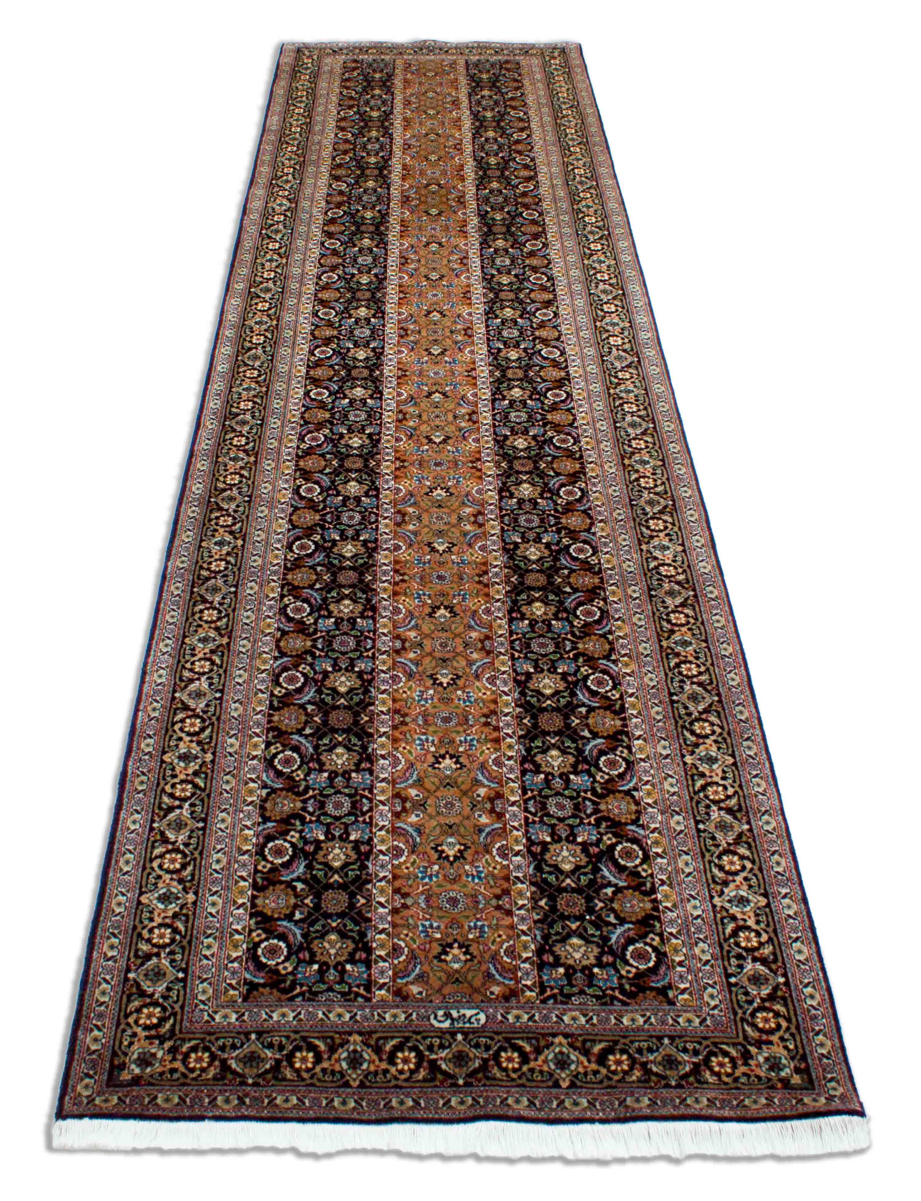 Eine Fotoaufnahme eines Täbriz Teppichs.