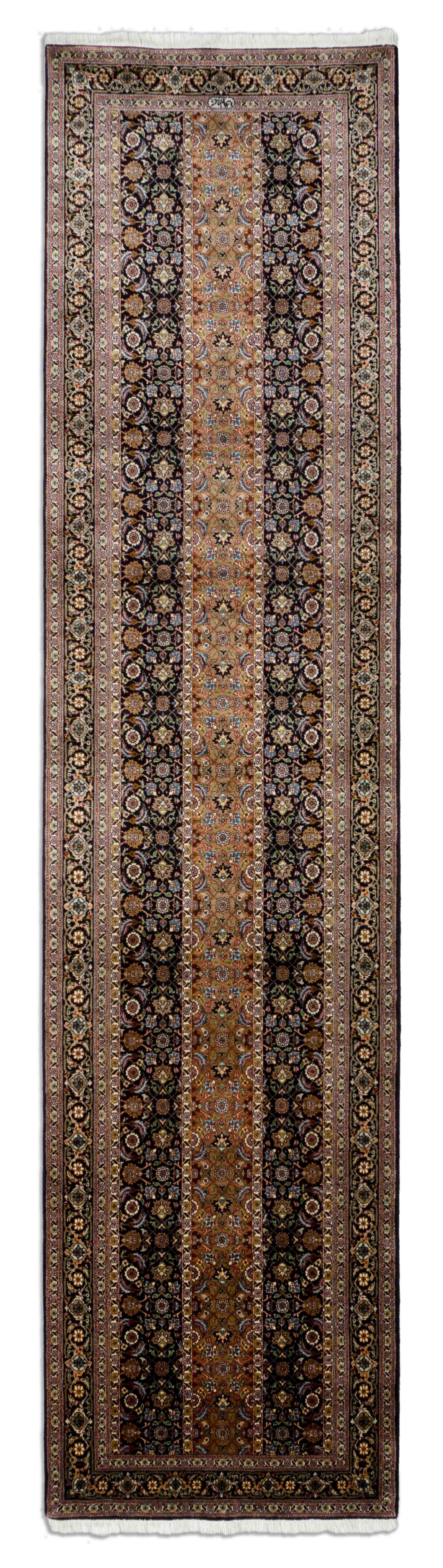 Eine Fotoaufnahme eines Täbriz Teppichs.