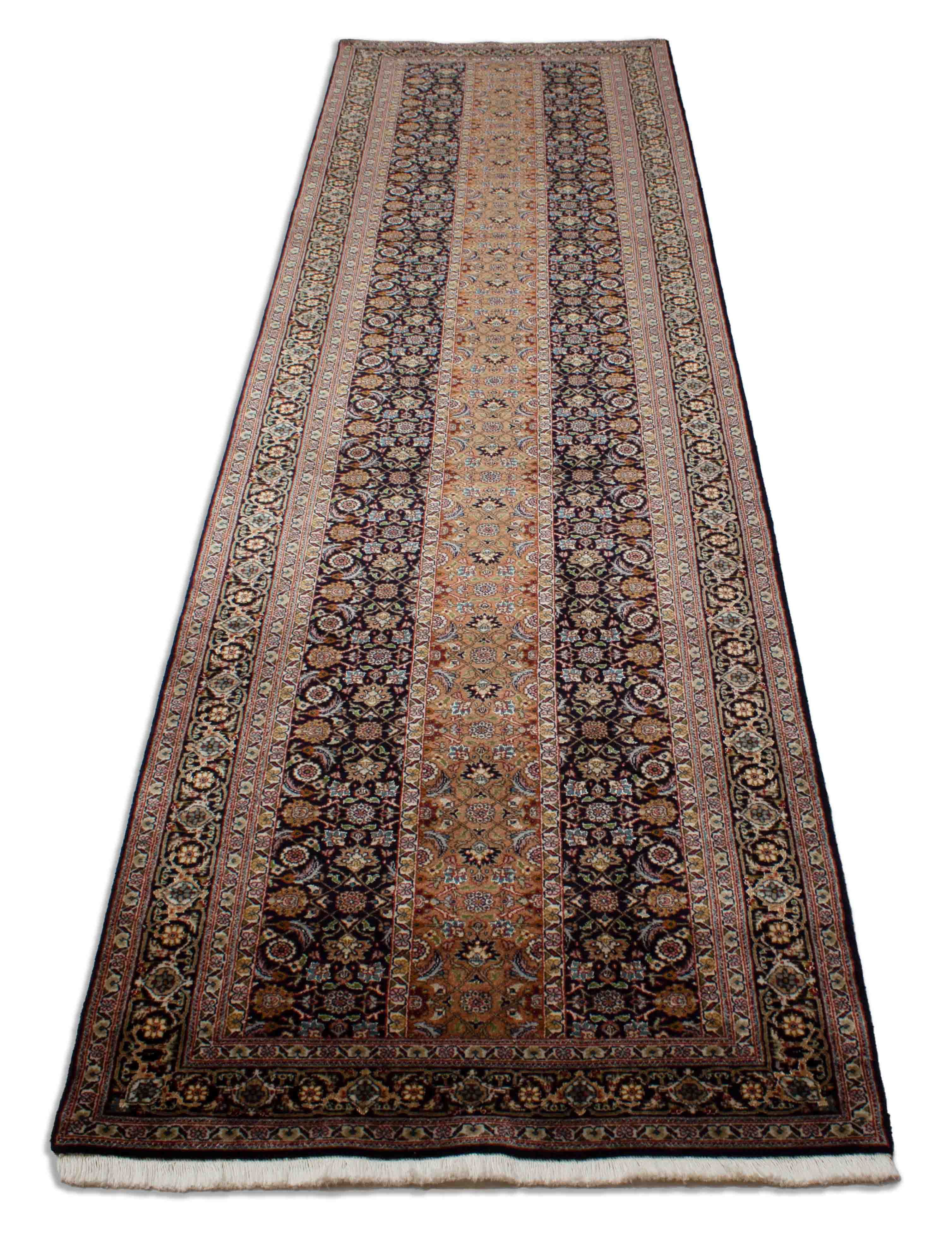 Eine Fotoaufnahme eines Täbriz Teppichs.