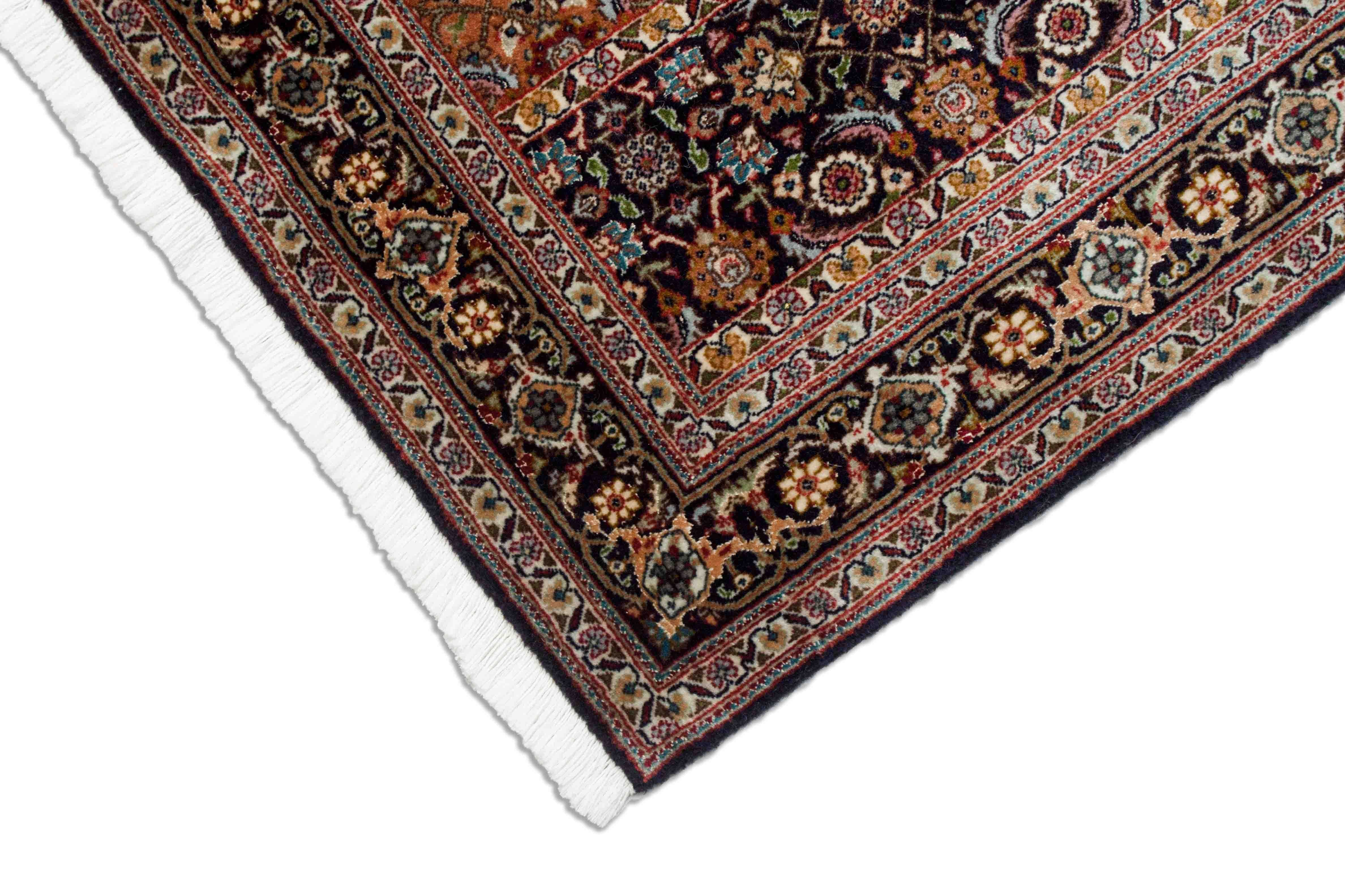 Eine Fotoaufnahme eines Täbriz Teppichs.