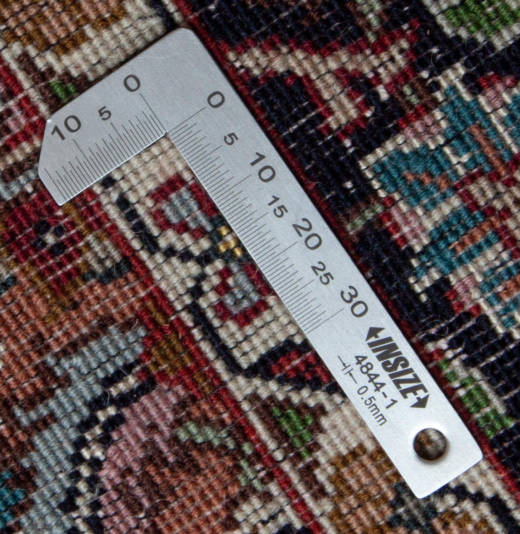 Eine Fotoaufnahme eines Täbriz Teppichs.