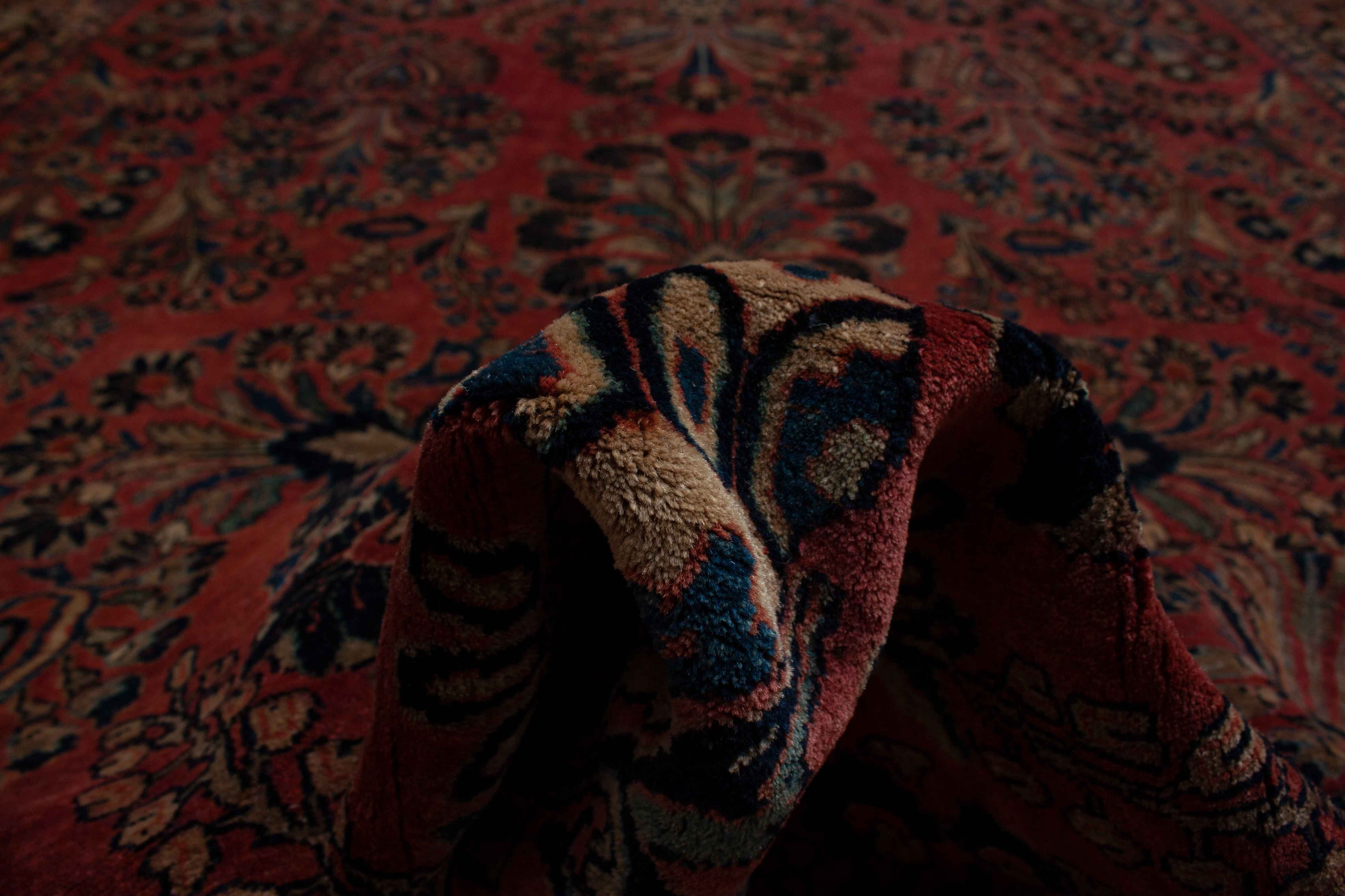 Eine Fotoaufnahme eines Re-Import Sarough Teppichs.