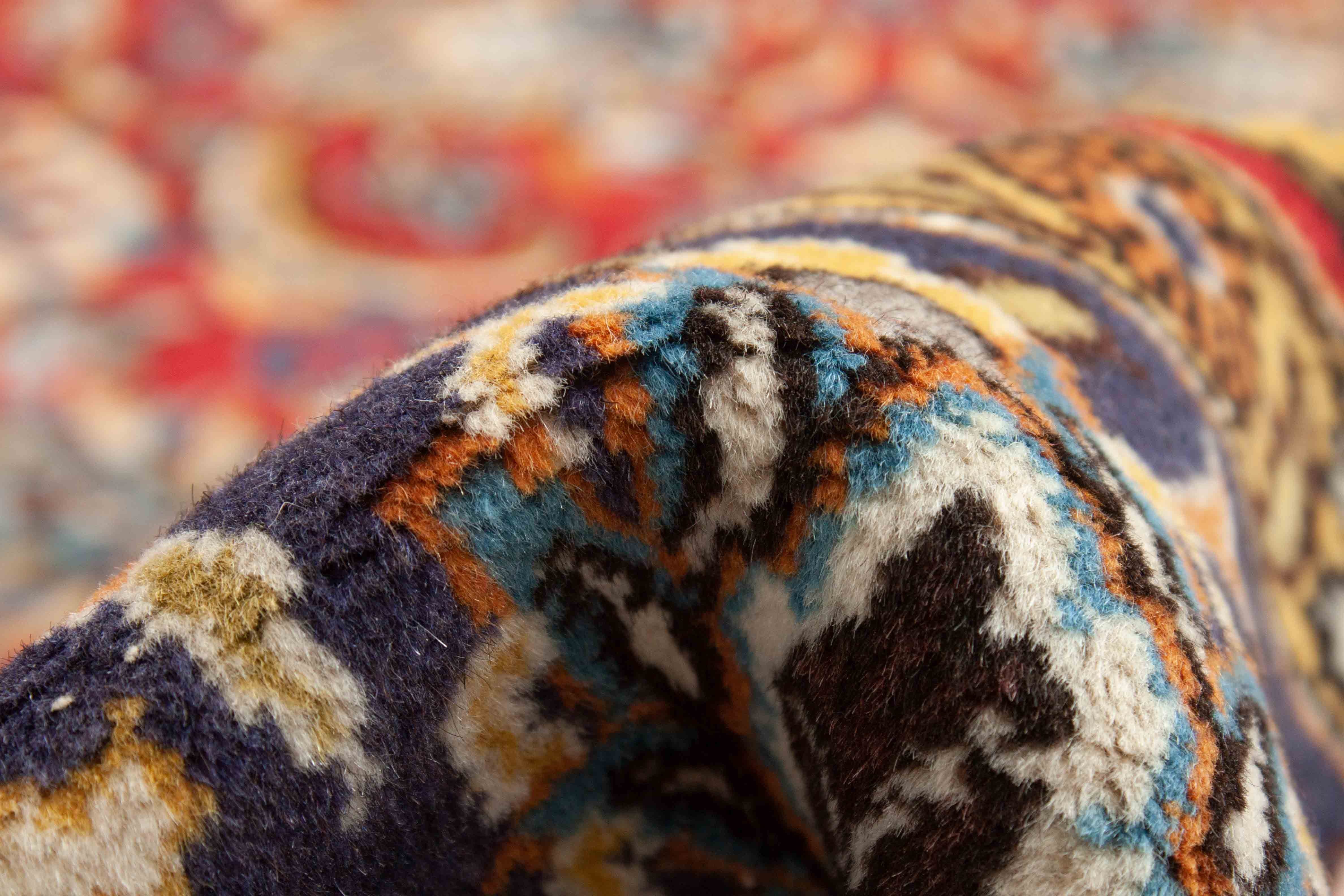 Eine Fotoaufnahme eines Ghom Teppichs.