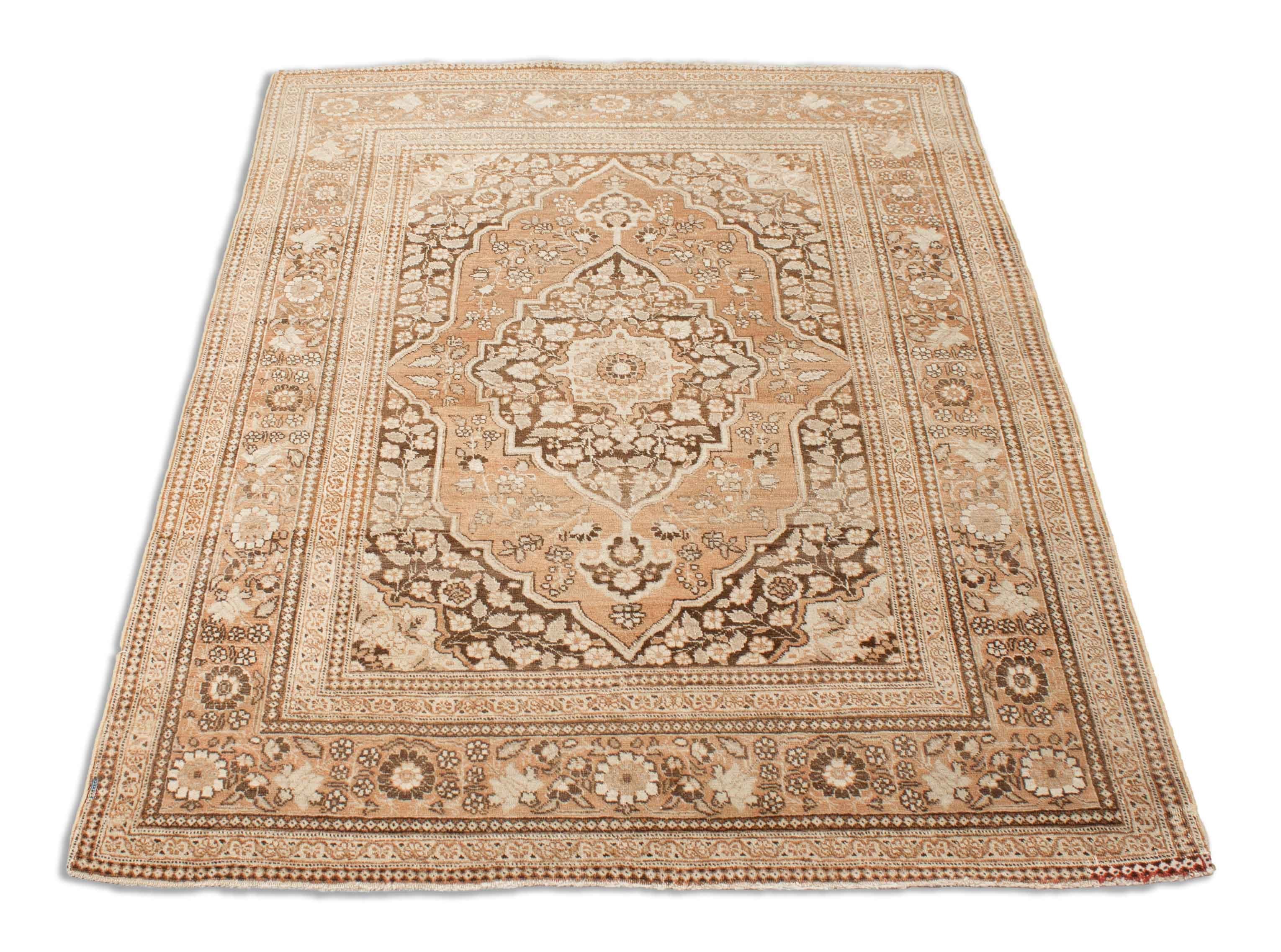 Eine Fotoaufnahme eines Täbriz Teppichs.