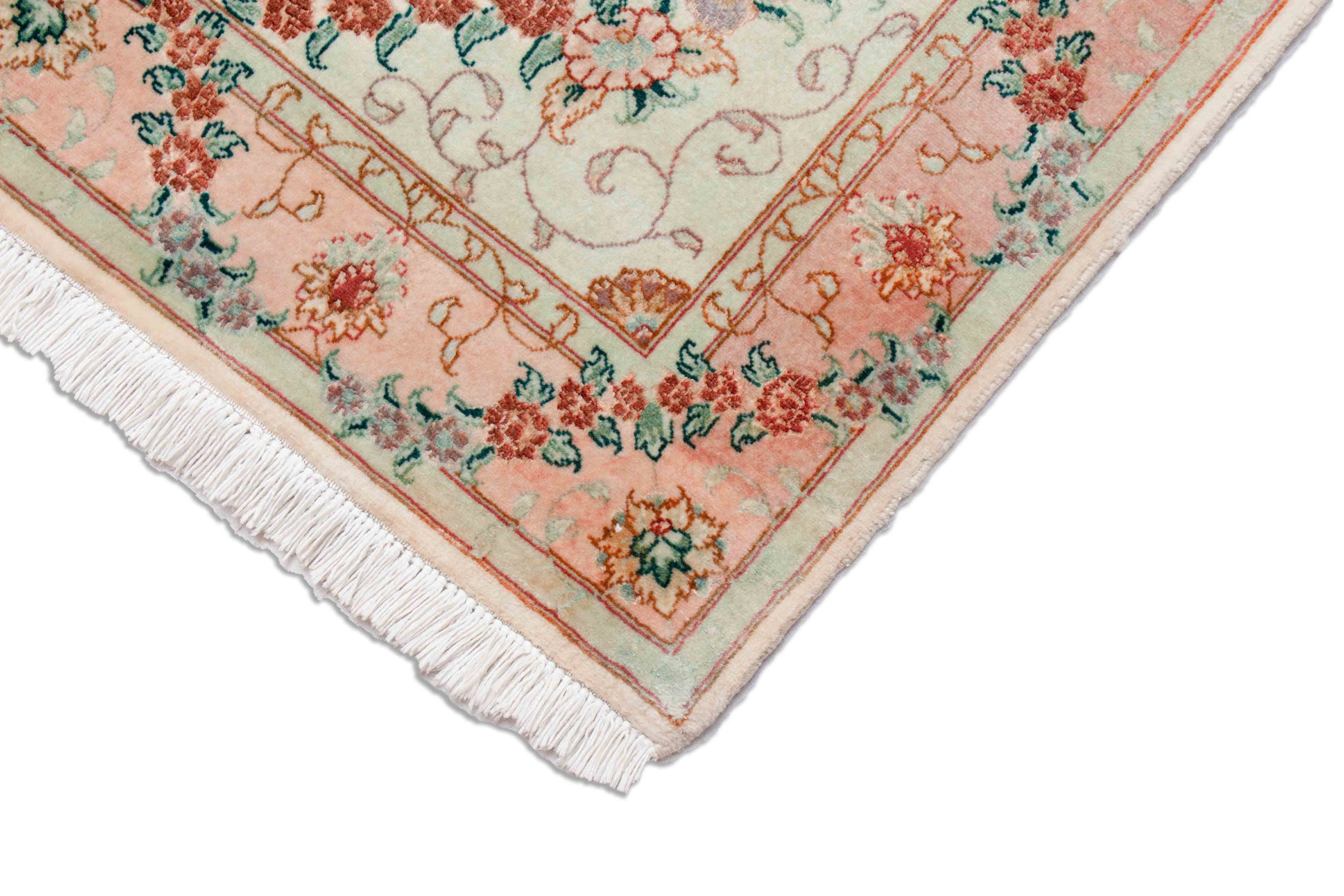 Eine Fotoaufnahme eines Täbriz Teppichs.