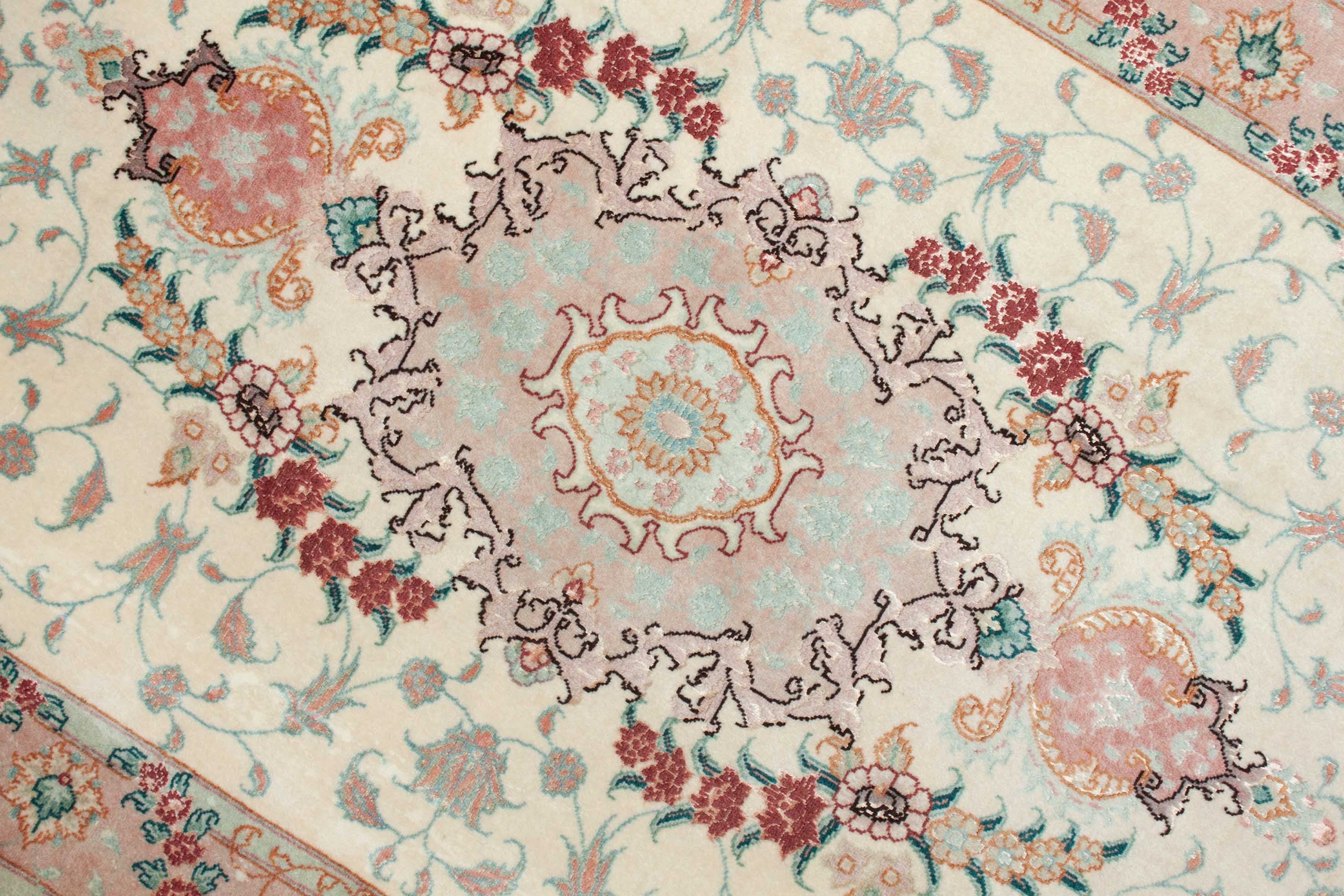 Eine Fotoaufnahme eines Täbriz Teppichs.