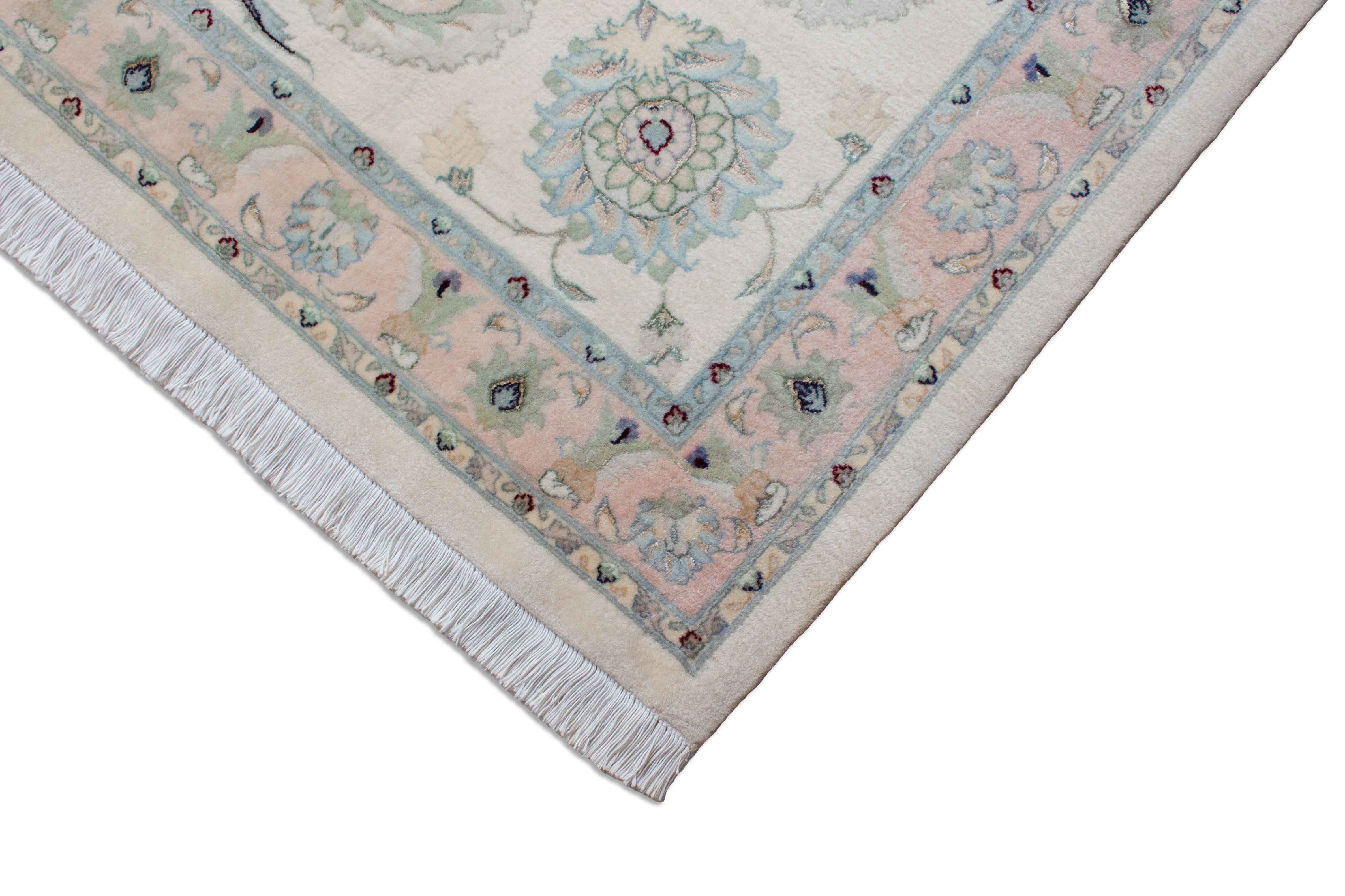 Eine Fotoaufnahme eines Täbriz Teppichs.