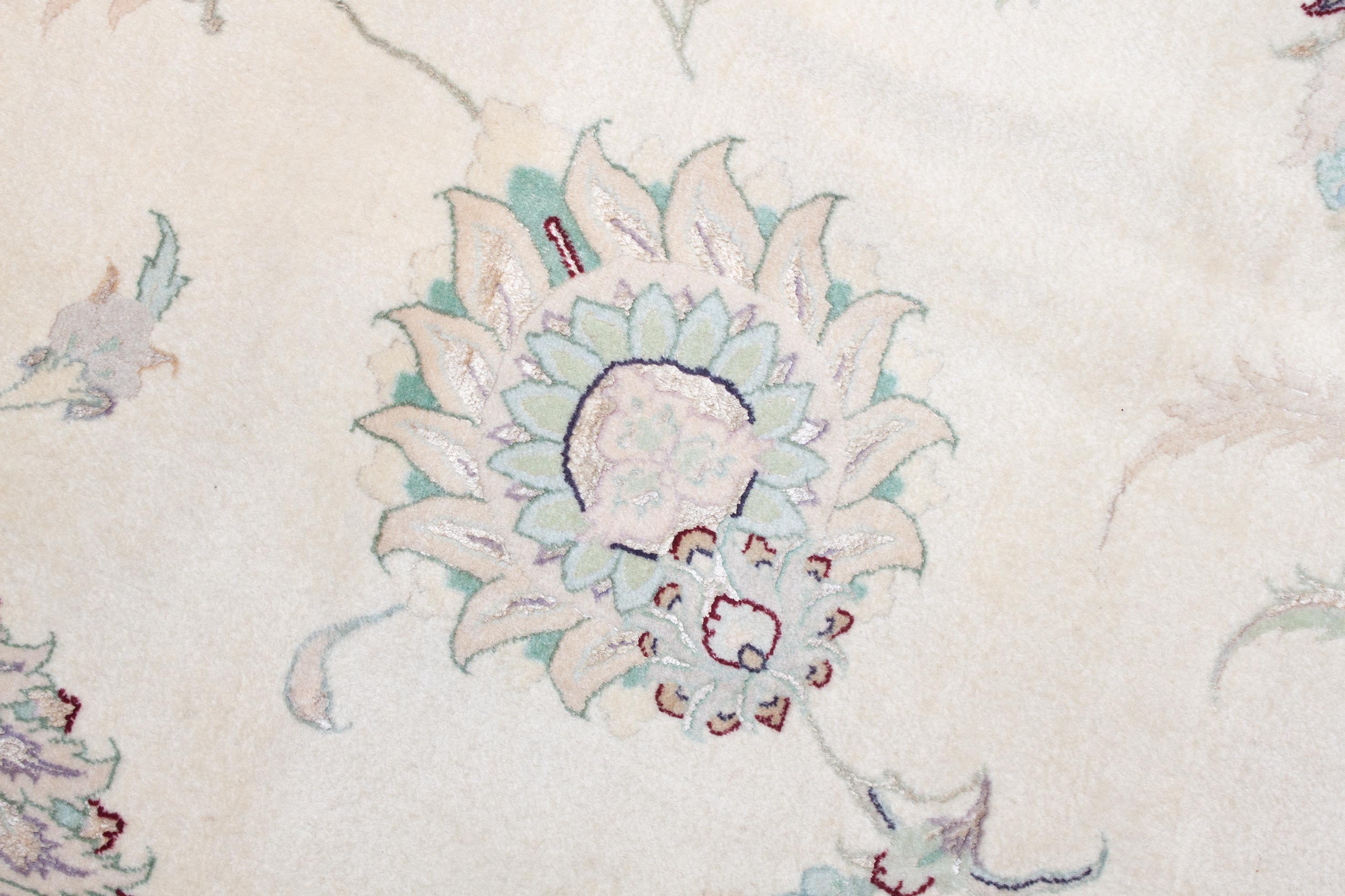 Eine Fotoaufnahme eines Täbriz Teppichs.