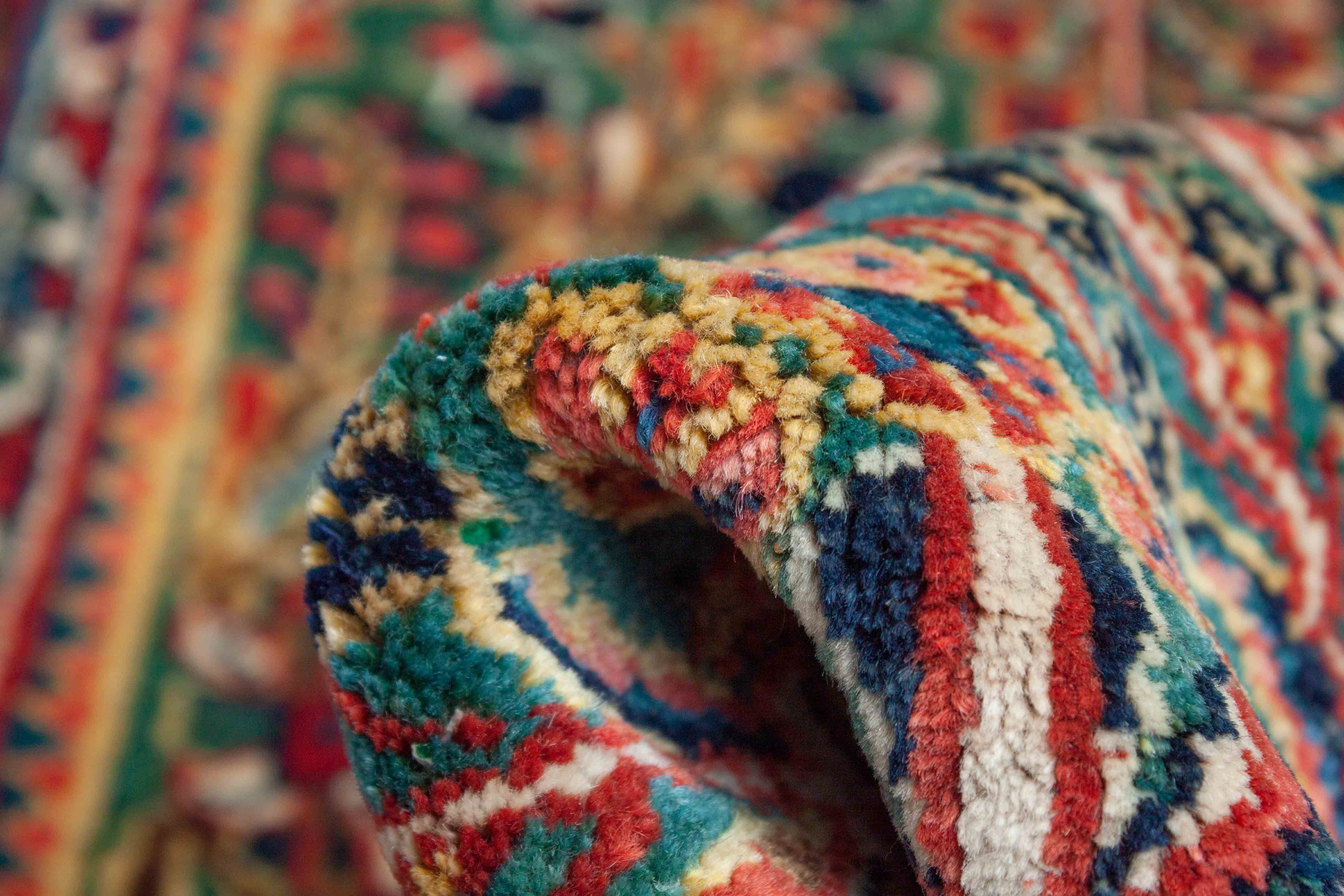 Eine Fotoaufnahme eines Sarough Teppichs.