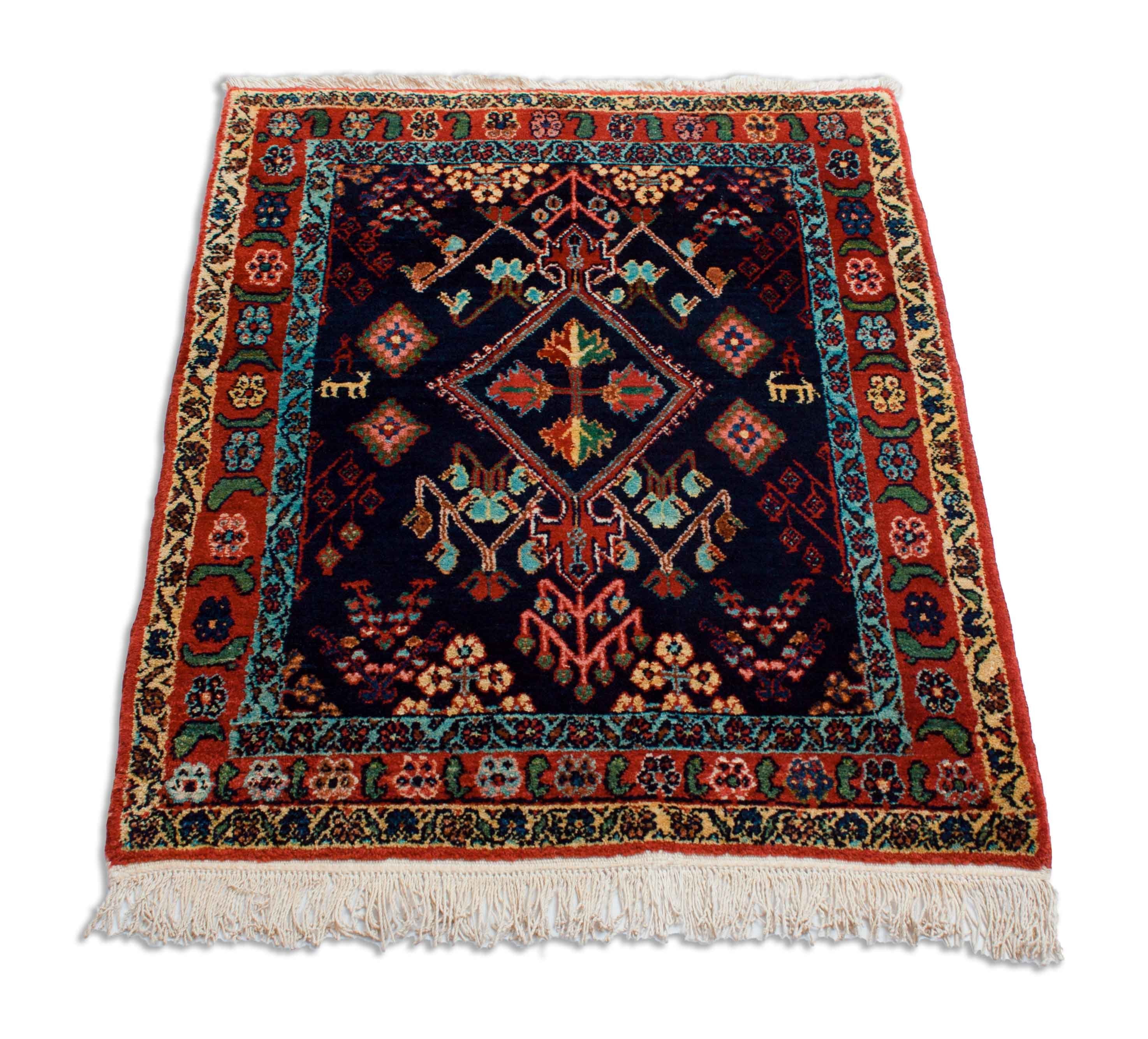 Eine Fotoaufnahme eines Varamin Teppichs.