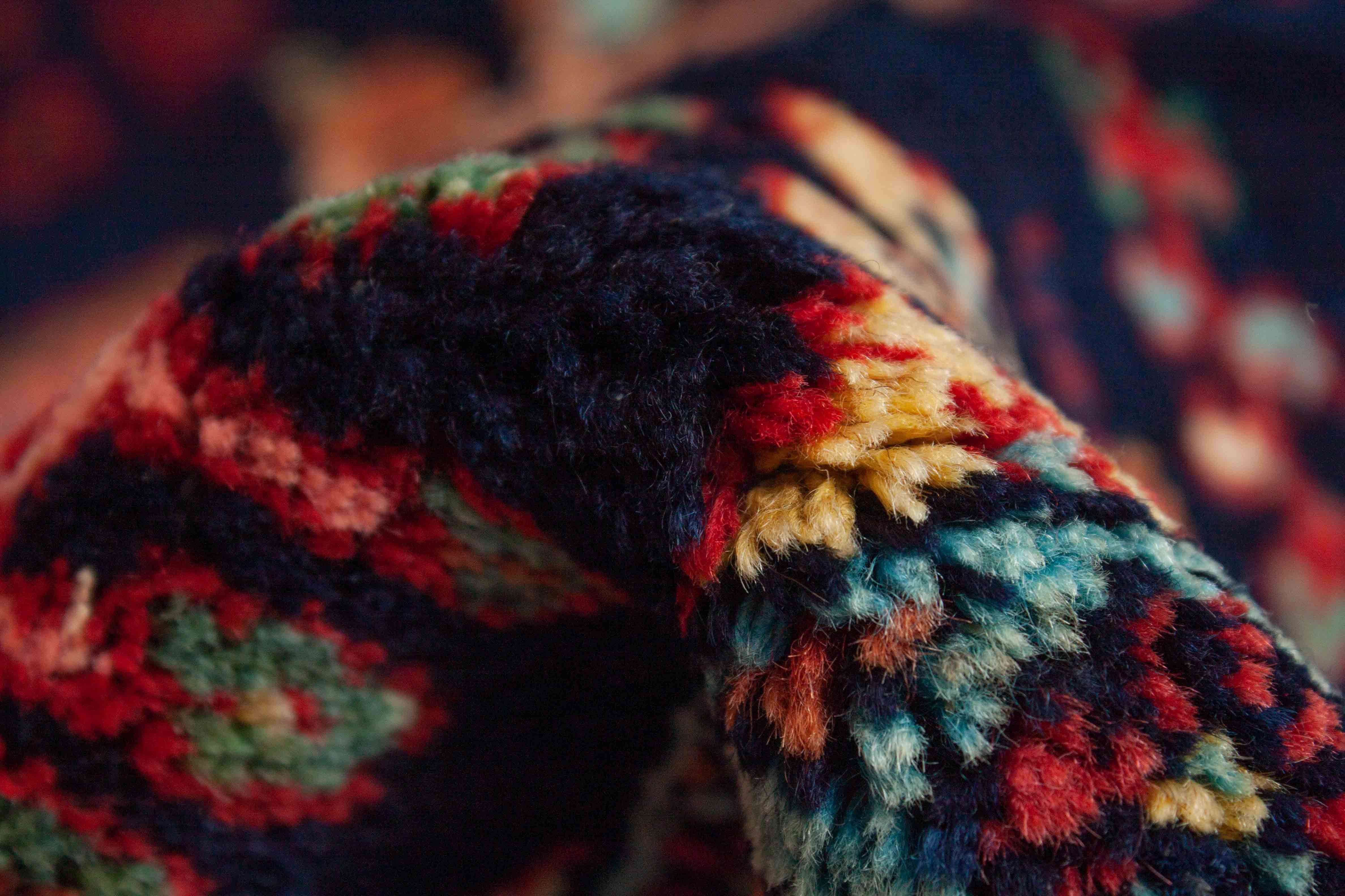 Eine Fotoaufnahme eines Varamin Teppichs.