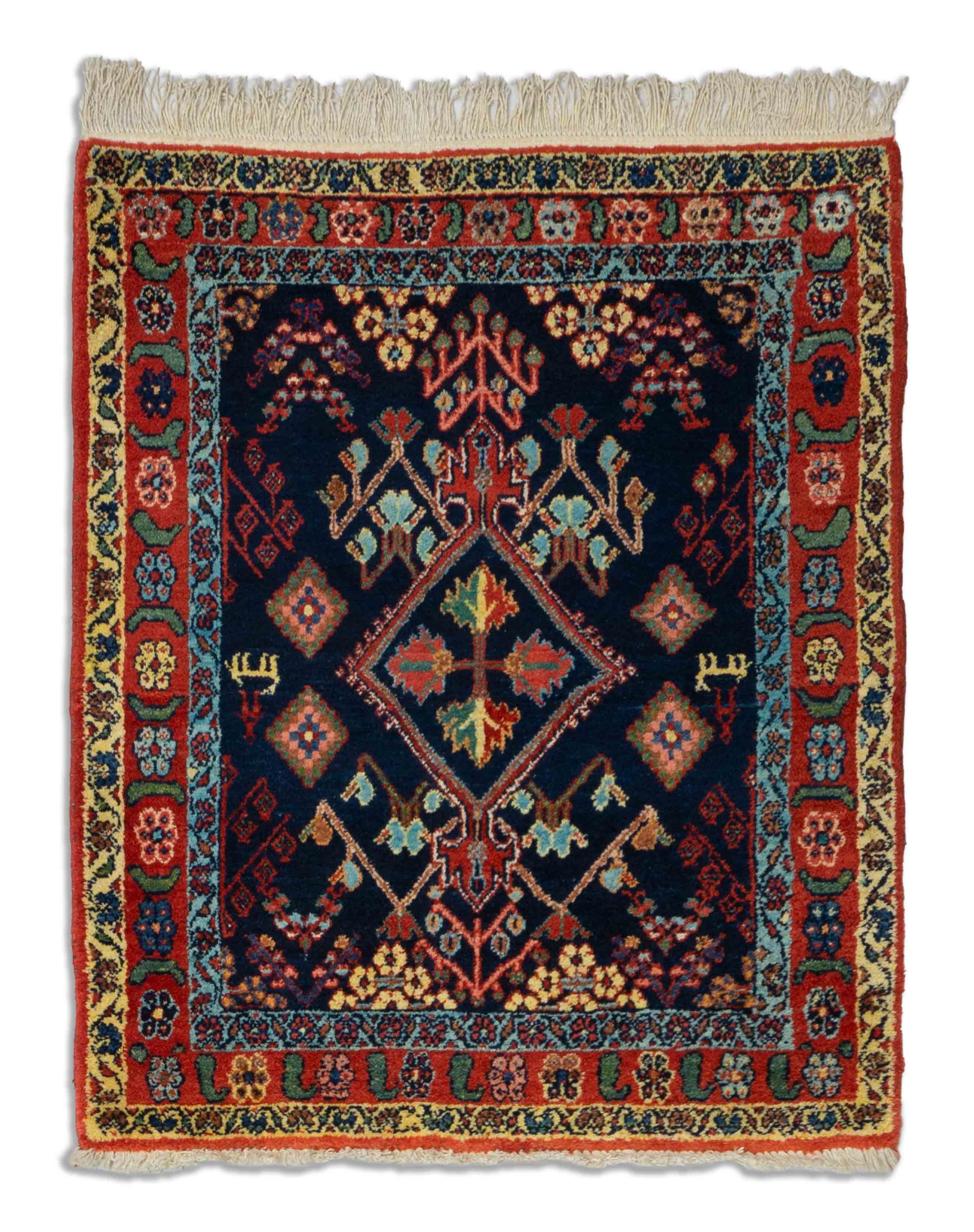 Eine Fotoaufnahme eines Varamin Teppichs.