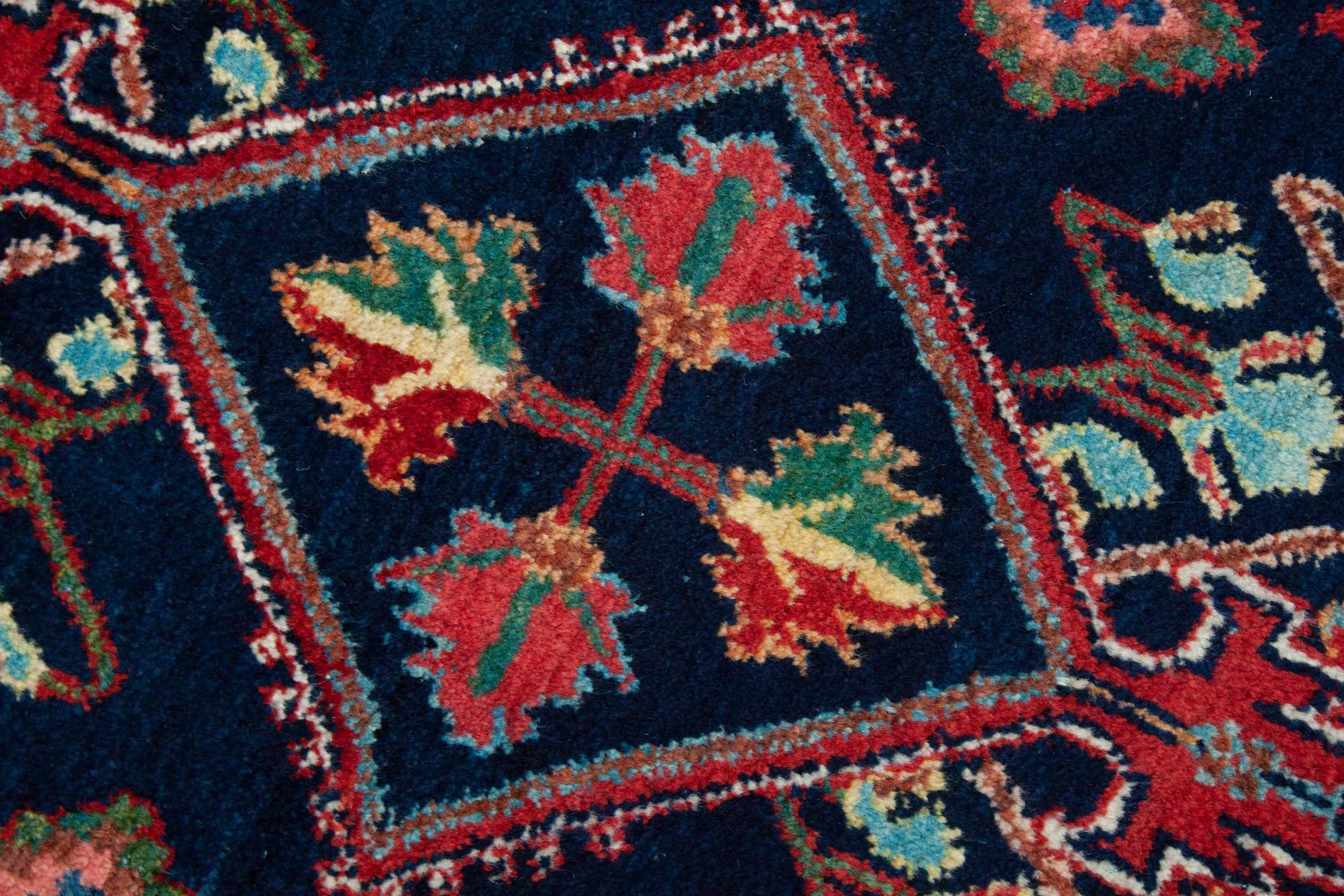 Eine Fotoaufnahme eines Varamin Teppichs.