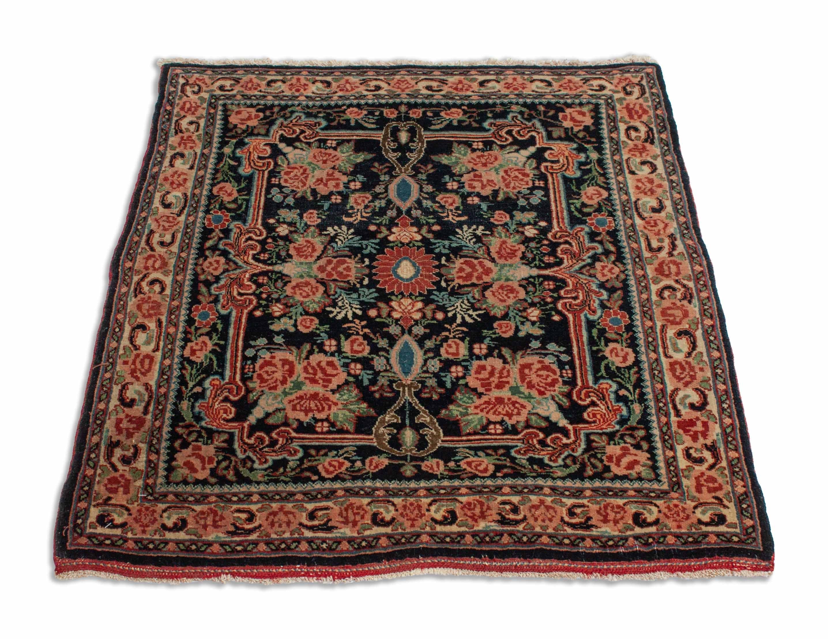 Eine Fotoaufnahme eines Bidjar Teppichs.