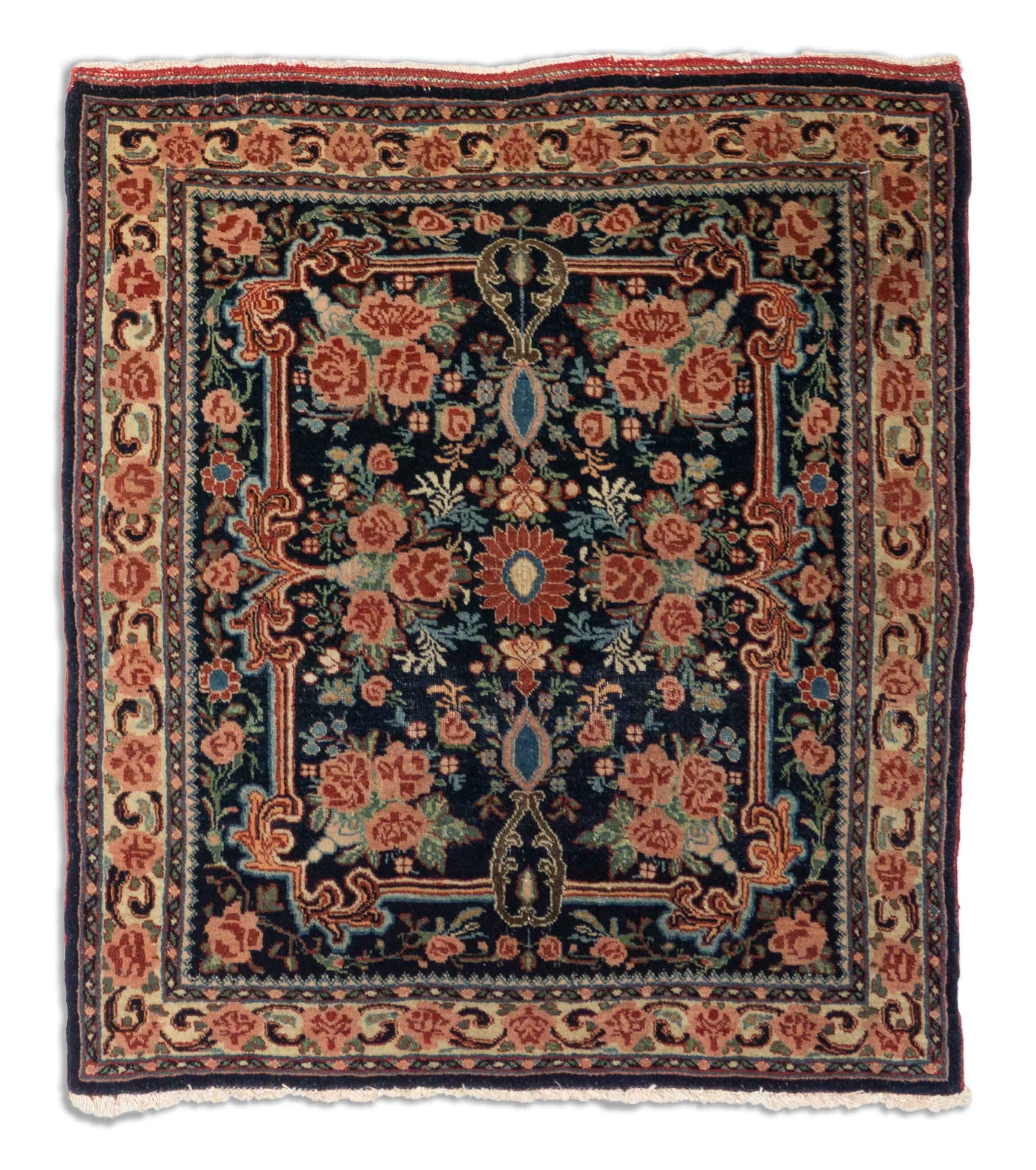 Eine Fotoaufnahme eines Bidjar Teppichs.