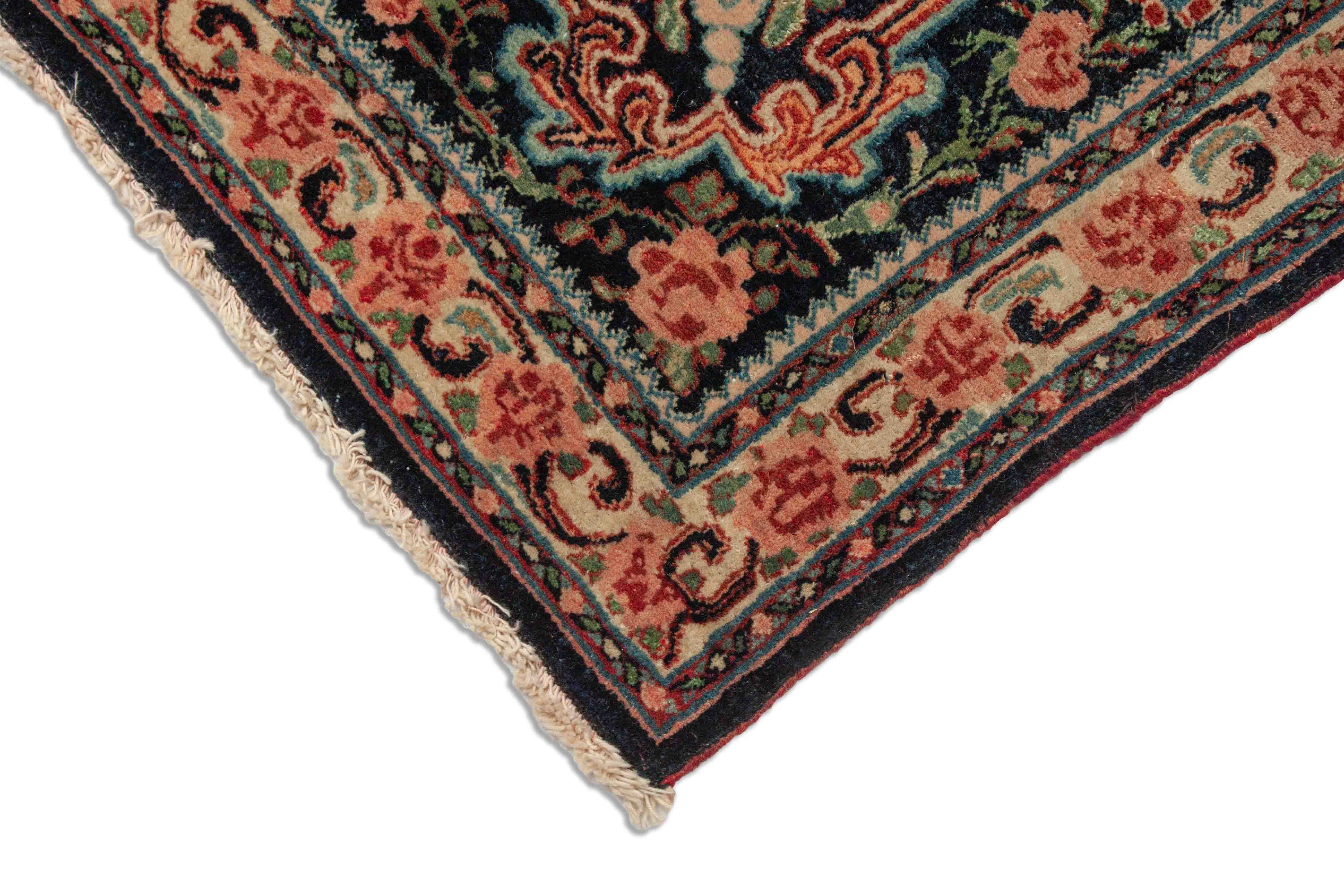 Eine Fotoaufnahme eines Bidjar Teppichs.