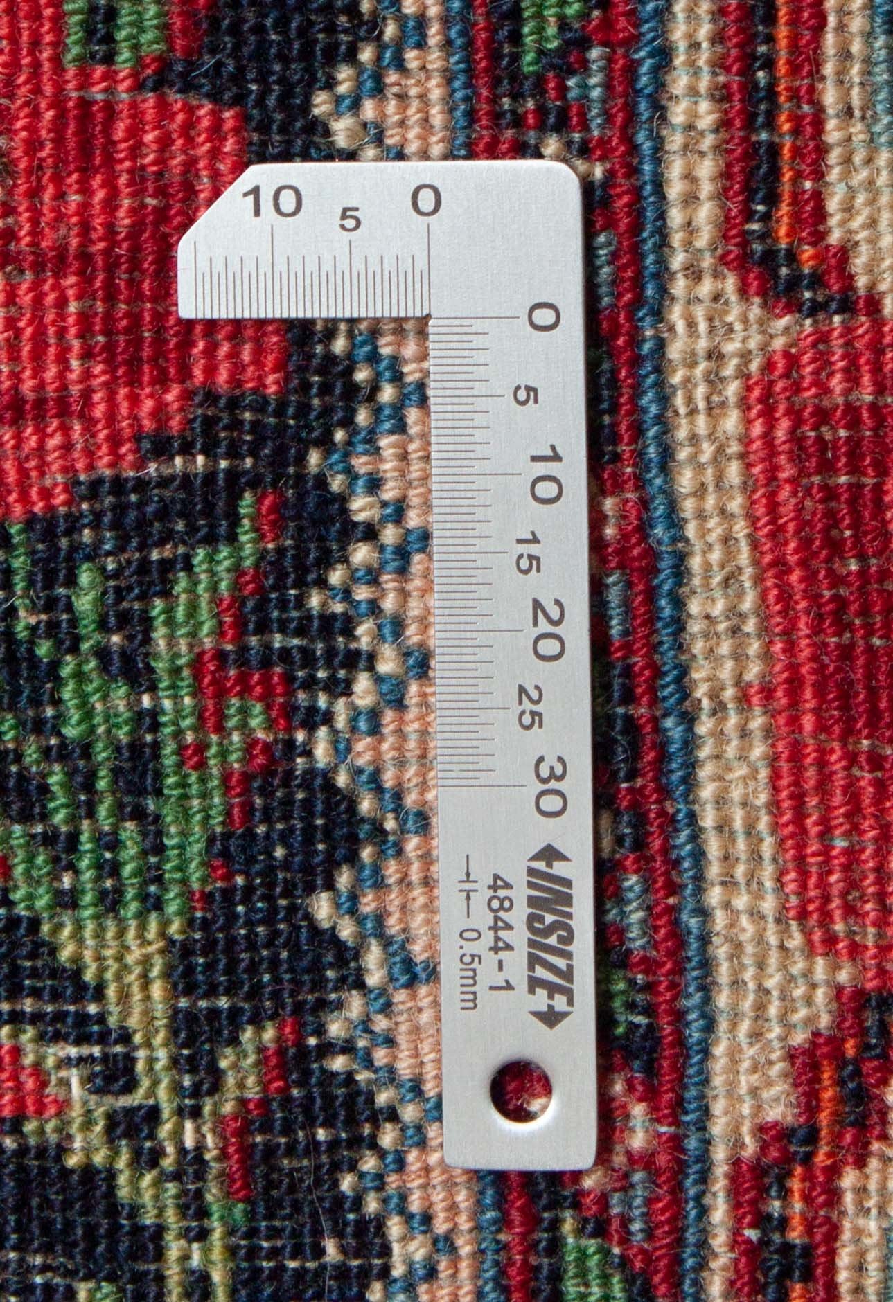 Eine Fotoaufnahme eines Bidjar Teppichs.