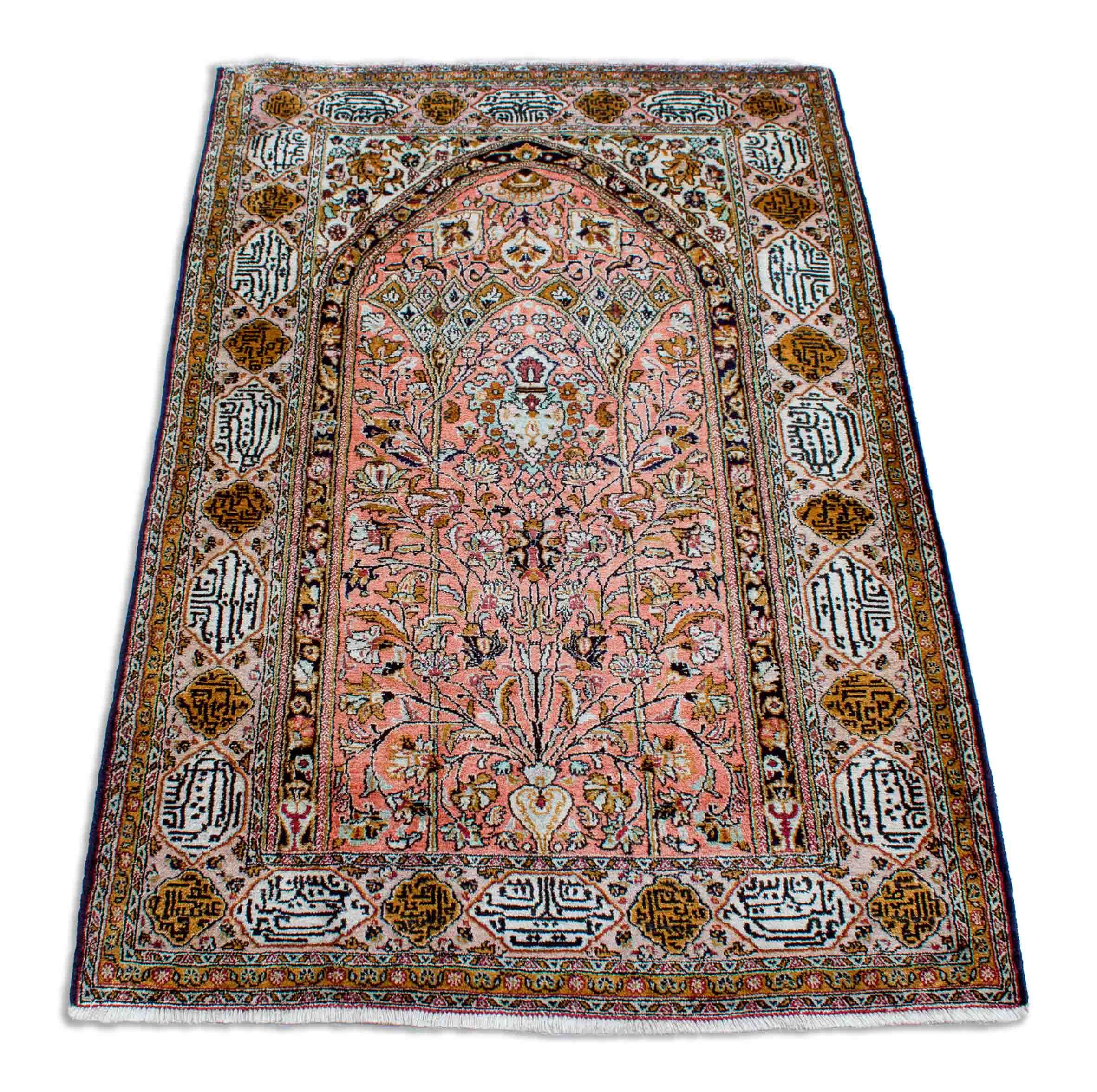 Eine Fotoaufnahme eines Ghom Teppichs.