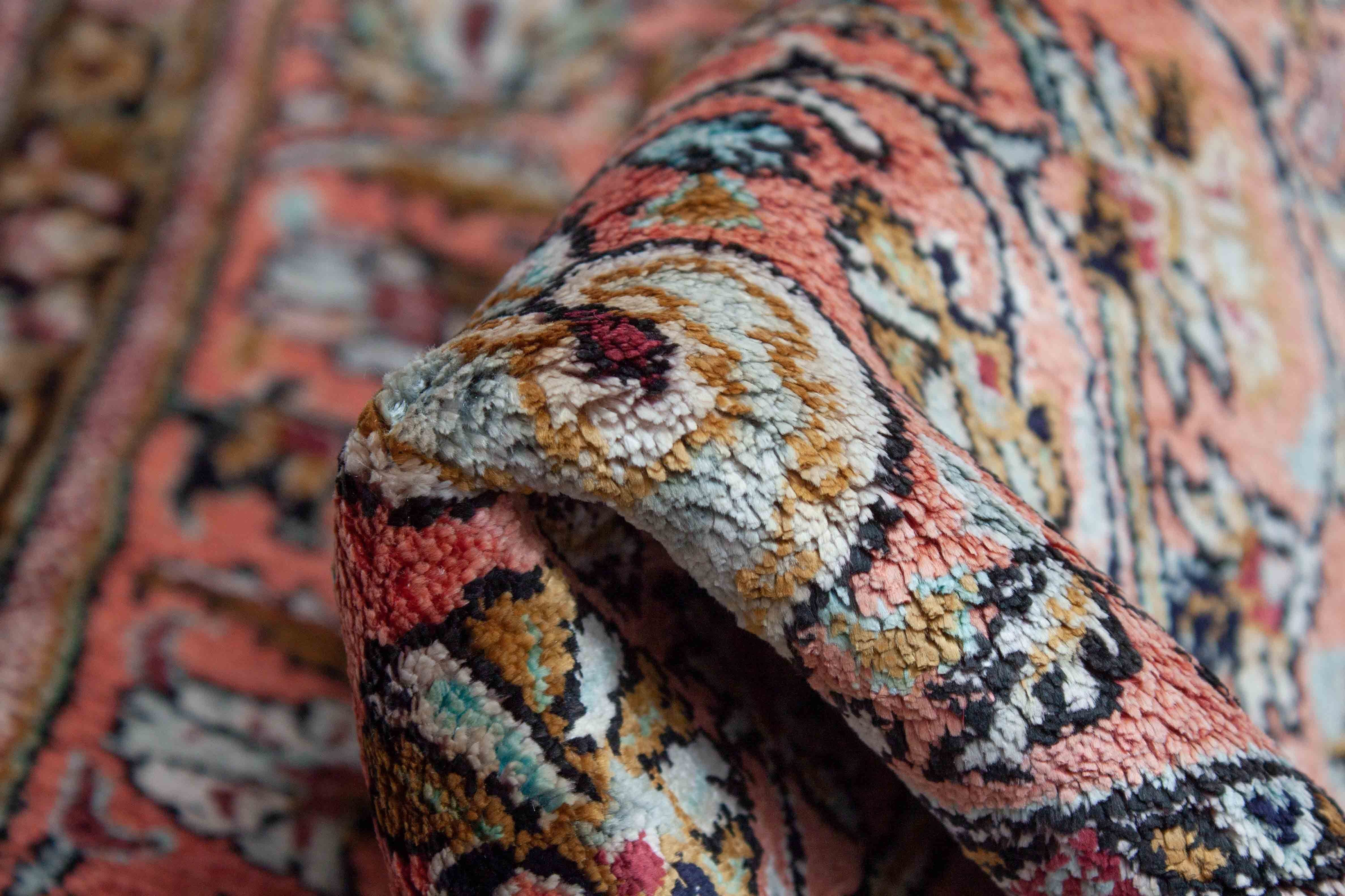 Eine Fotoaufnahme eines Ghom Teppichs.