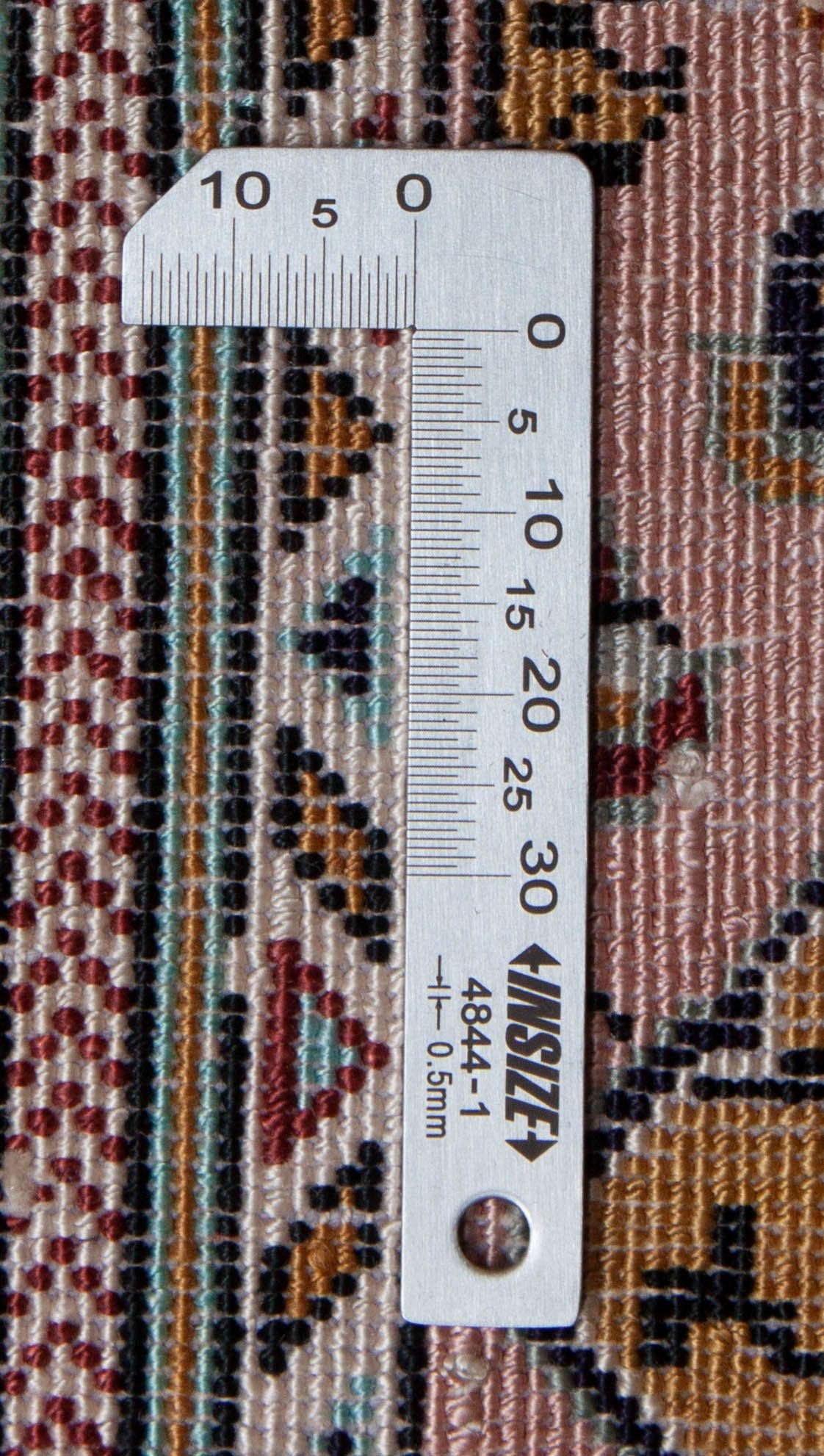 Eine Fotoaufnahme eines Ghom Teppichs.