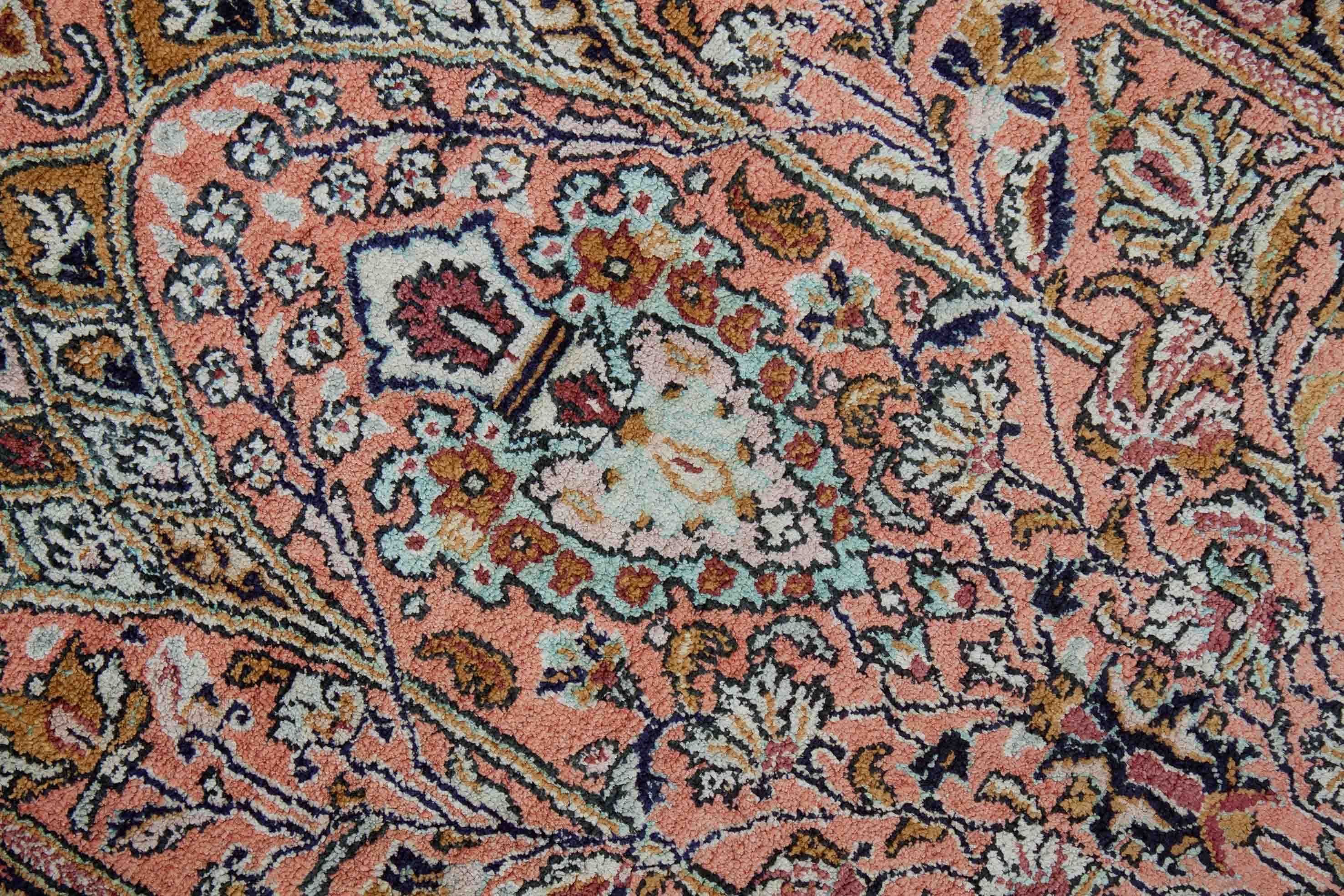 Eine Fotoaufnahme eines Ghom Teppichs.