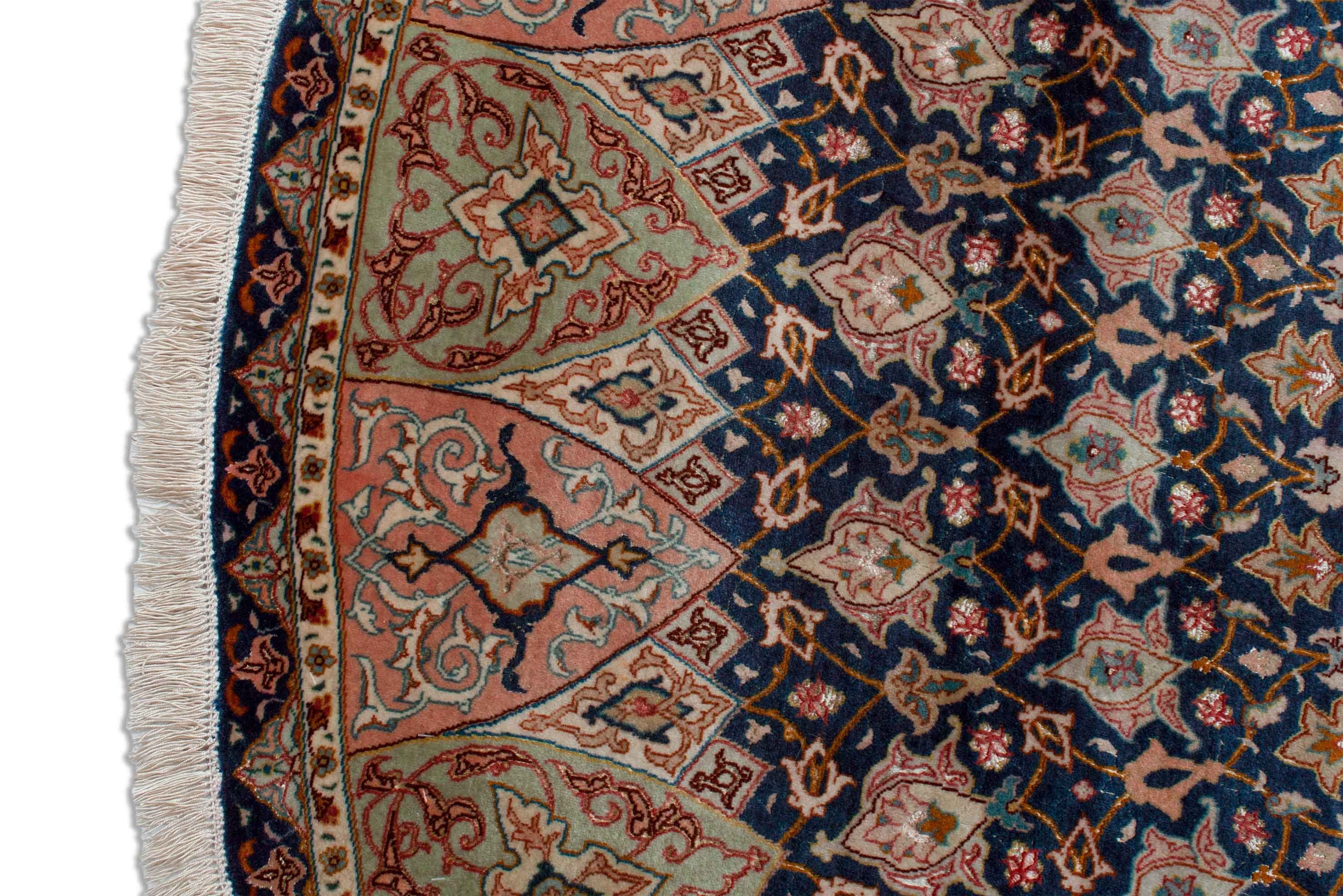 Eine Fotoaufnahme eines Täbriz Teppichs.