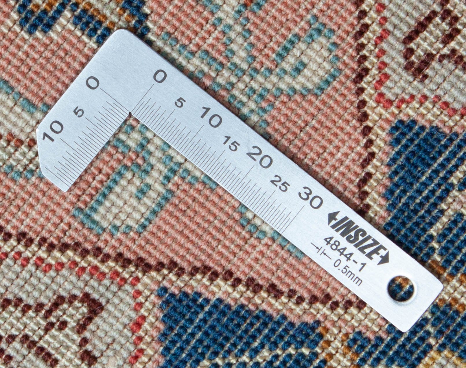 Eine Fotoaufnahme eines Täbriz Teppichs.