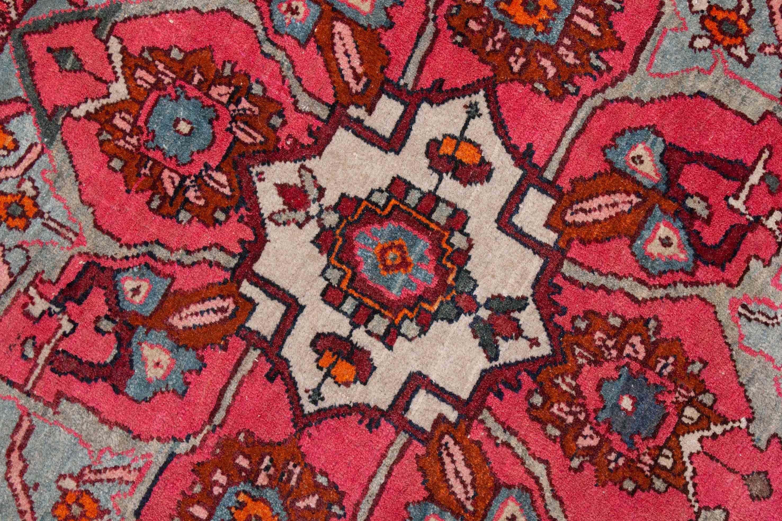 Eine Fotoaufnahme eines Bidjar Teppichs.