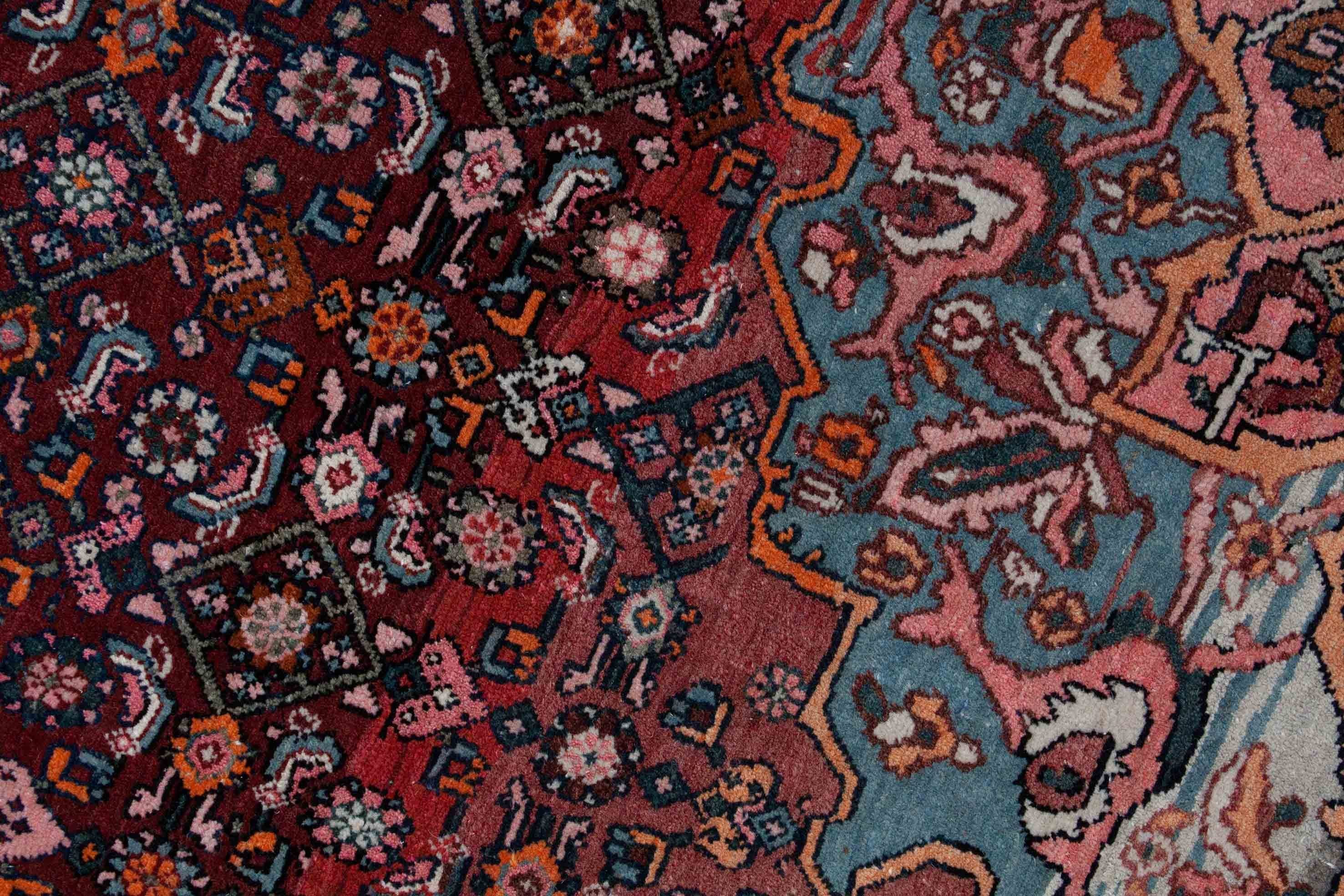 Eine Fotoaufnahme eines Bidjar Teppichs.