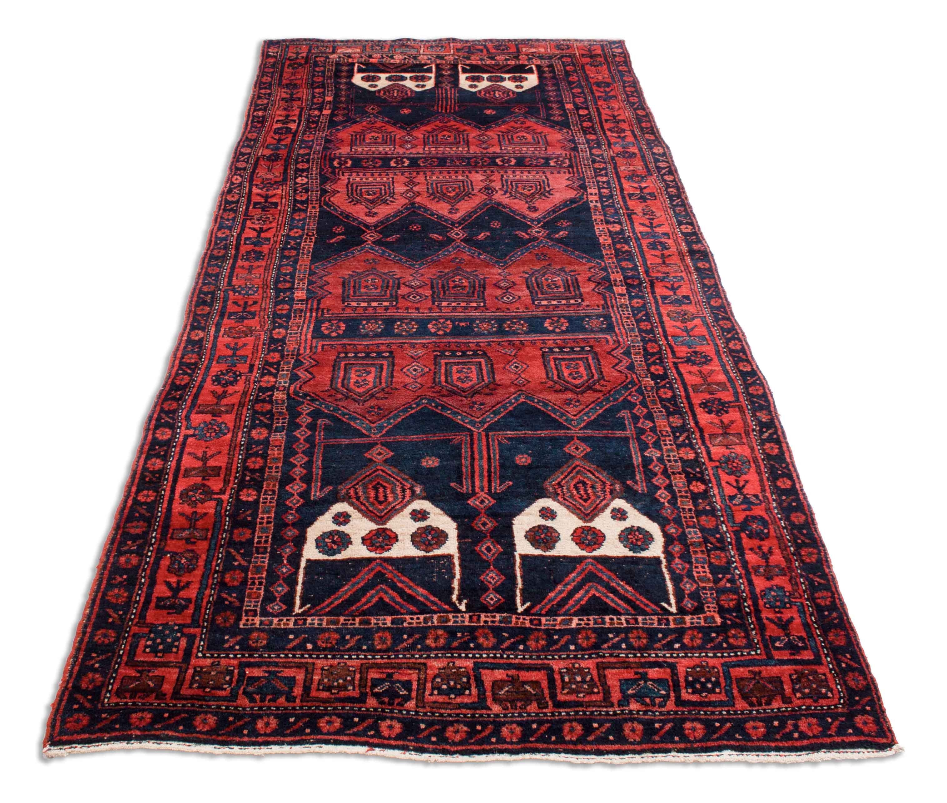 Eine Fotoaufnahme eines Koliai Teppichs.