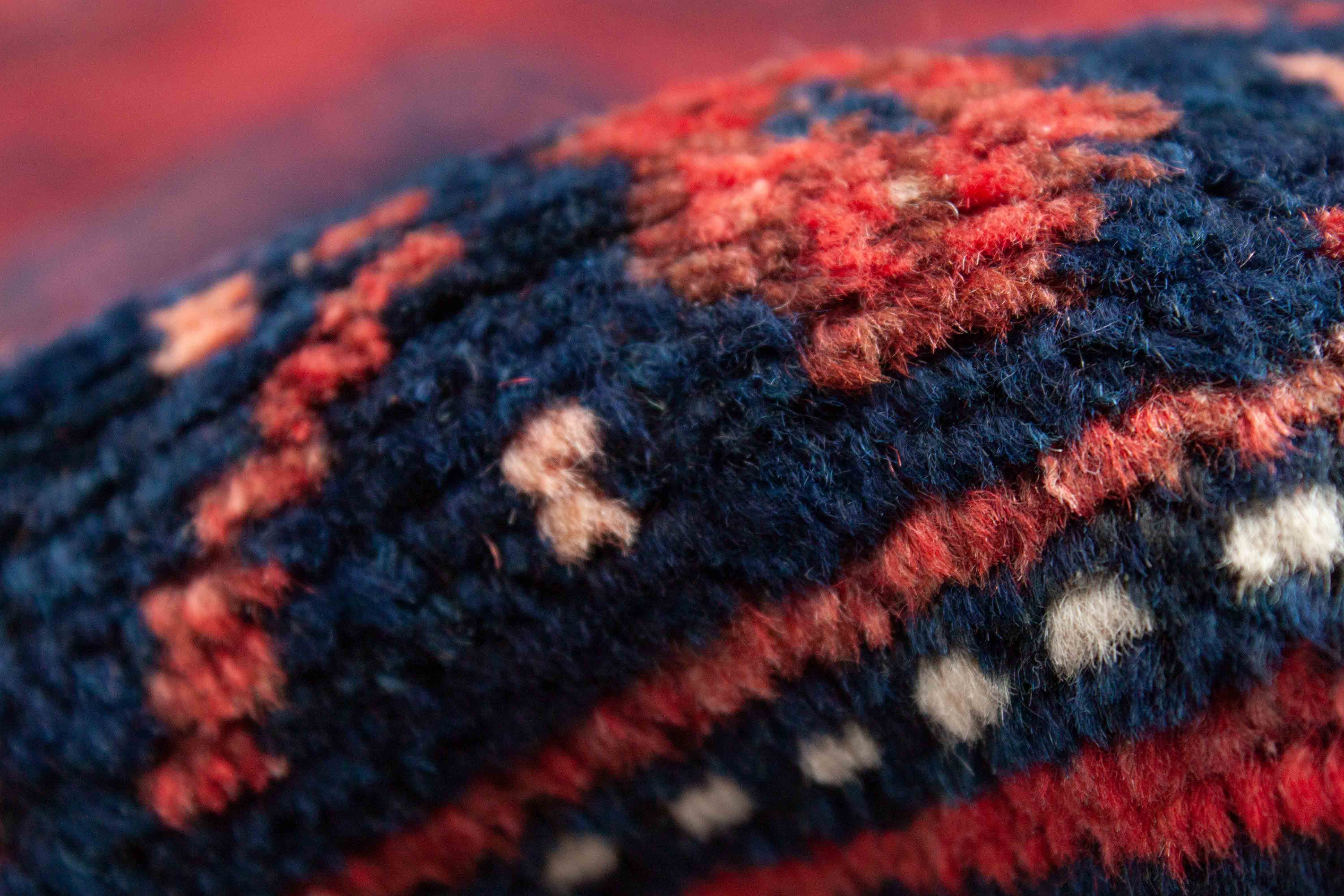 Eine Fotoaufnahme eines Koliai Teppichs.